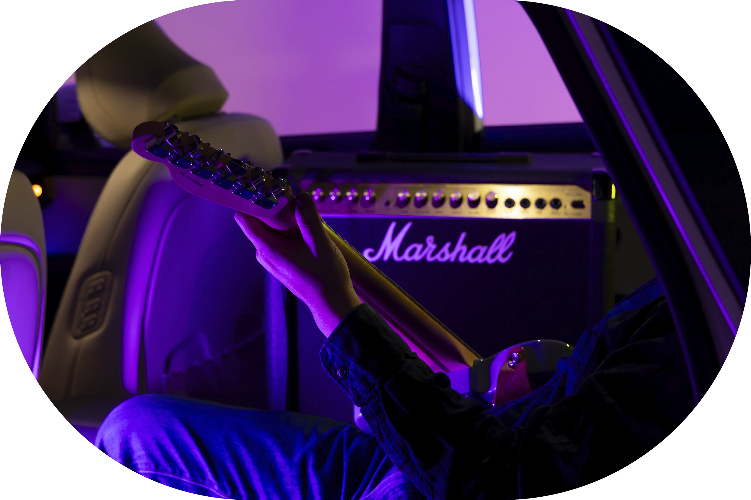 코나 일렉트릭 안에서 기타를 치는 사람