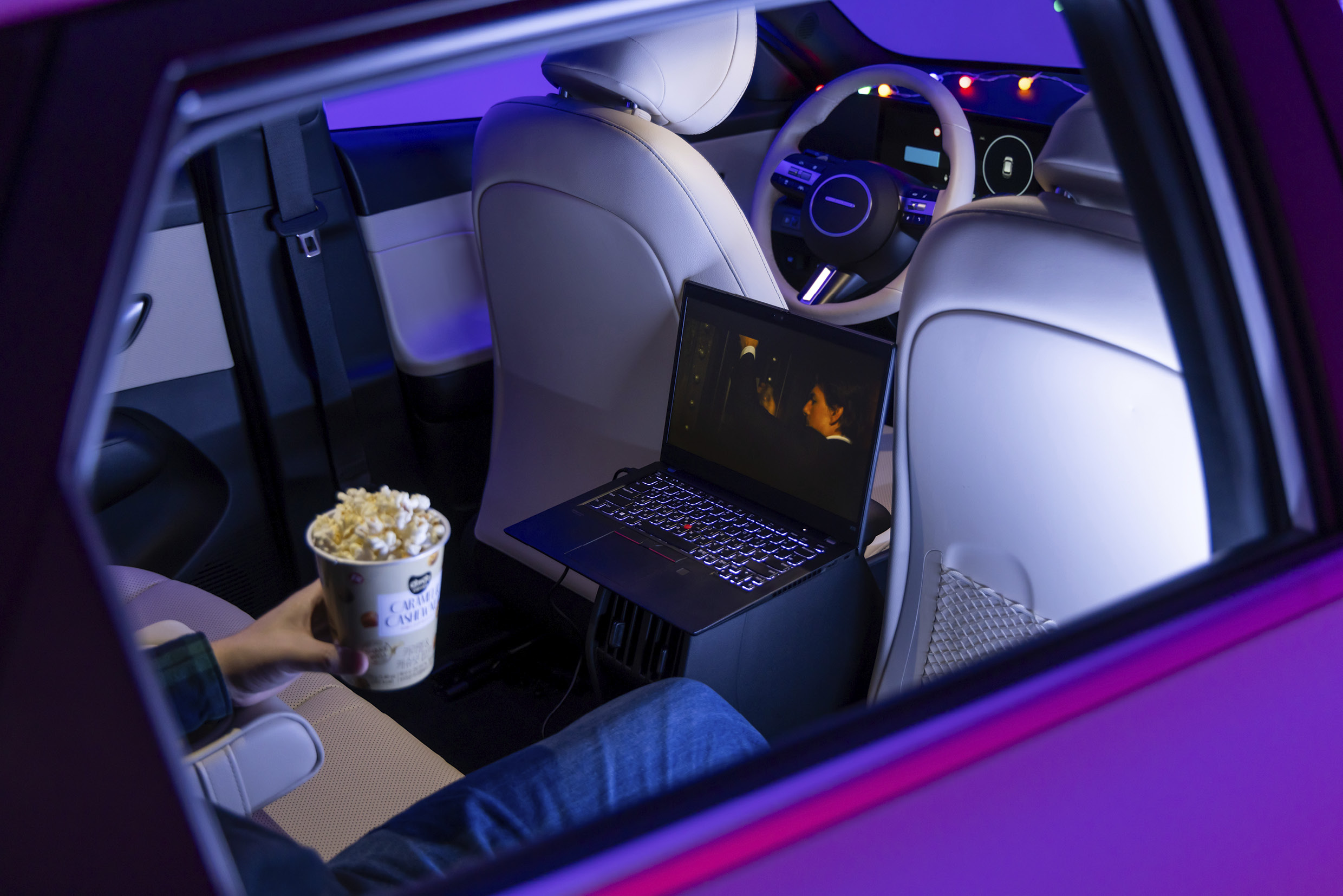 코나 일렉트릭에서 놀고 있는 사람의 모습