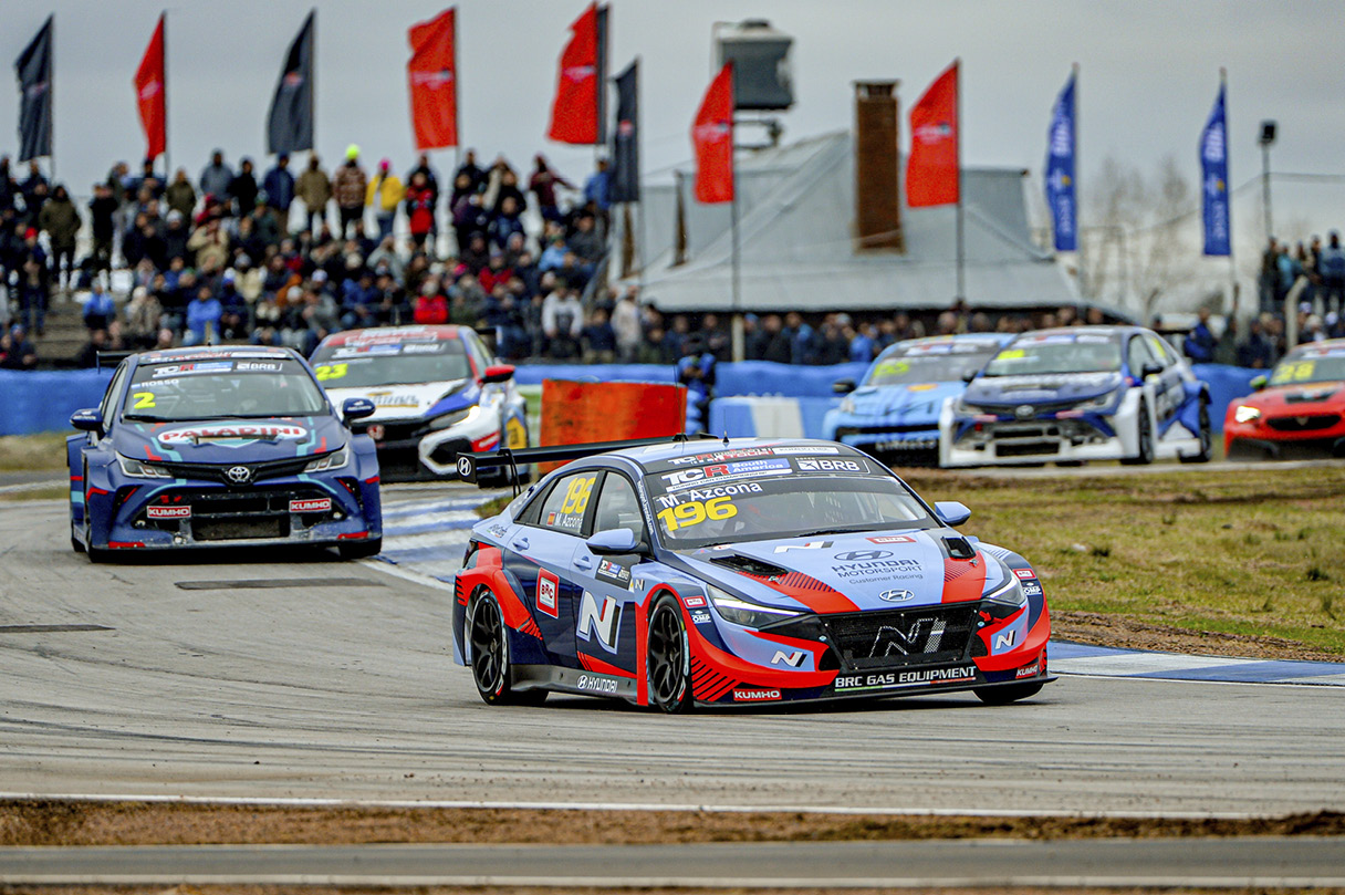 아반떼 N TCR 경주차가 시안 레이싱 TCR 경주차를 앞서는 모습
