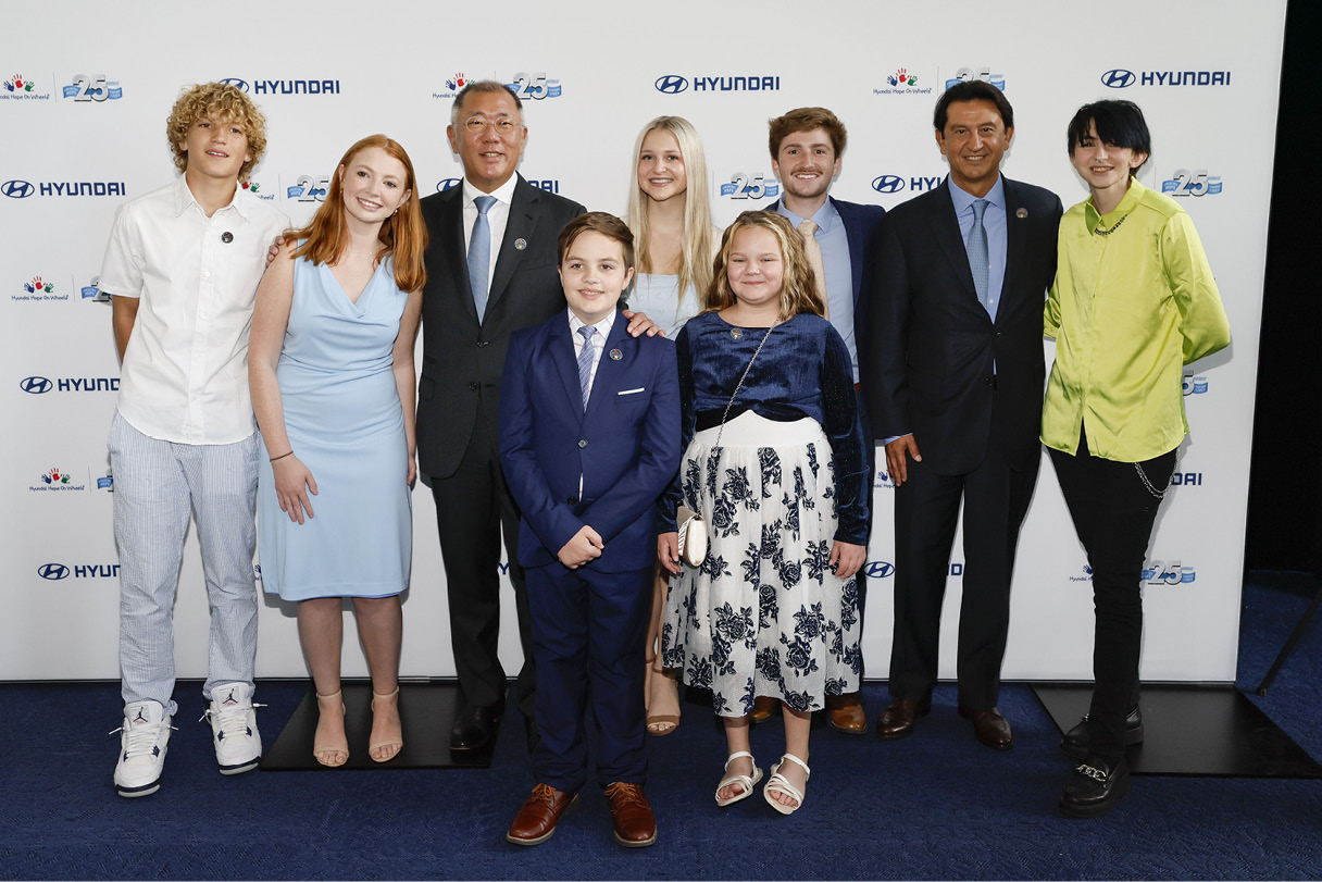 호프 온 휠스 행사에 참석한 사람들