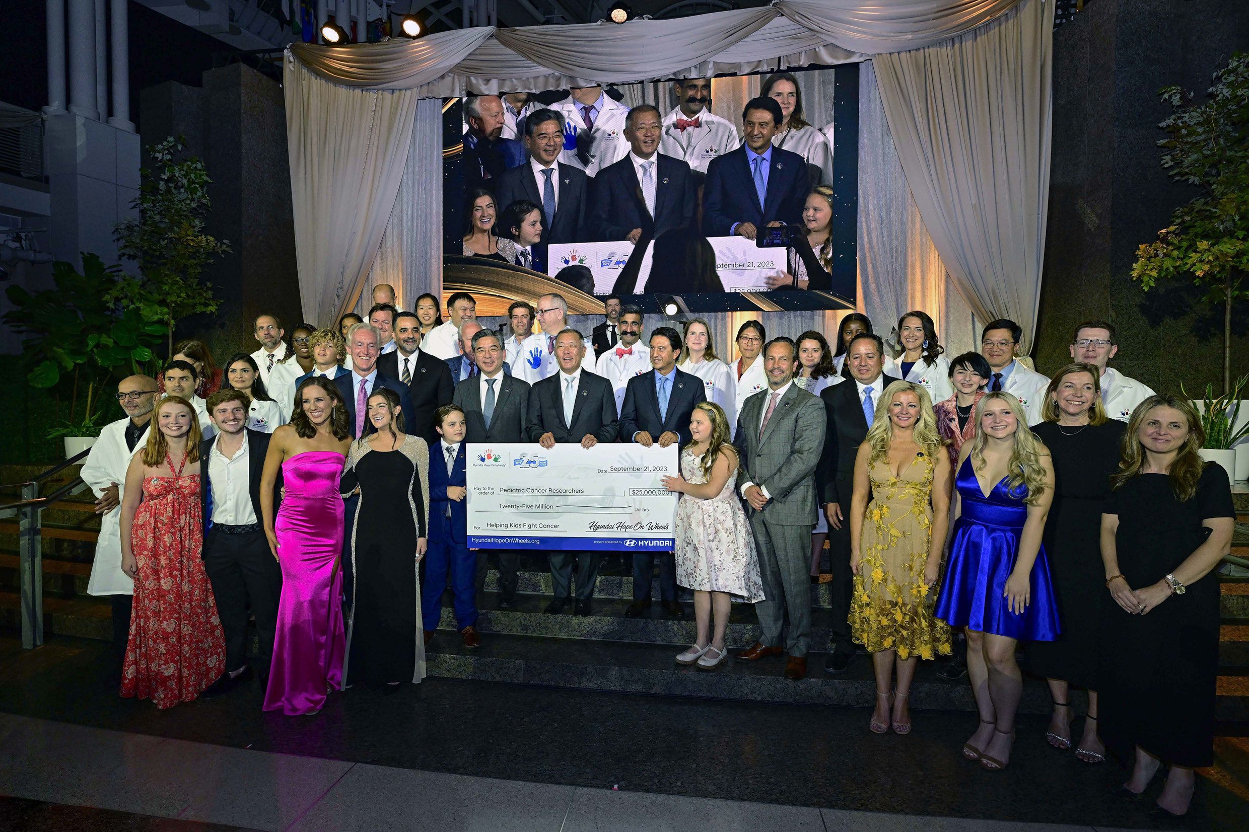 호프 온 휠스 25주년 기념 행사에서 다함께 찍은 단체사진