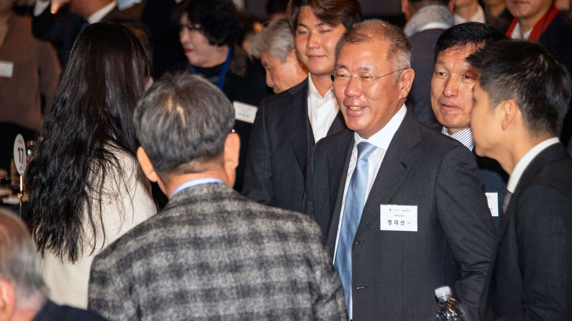 정의선 현대자동차그룹 회장(대한양궁협회장)이 '2023 한국 양궁 60주년 기념 행사'에서 양궁인들과 대화를 나누고 있는 모습