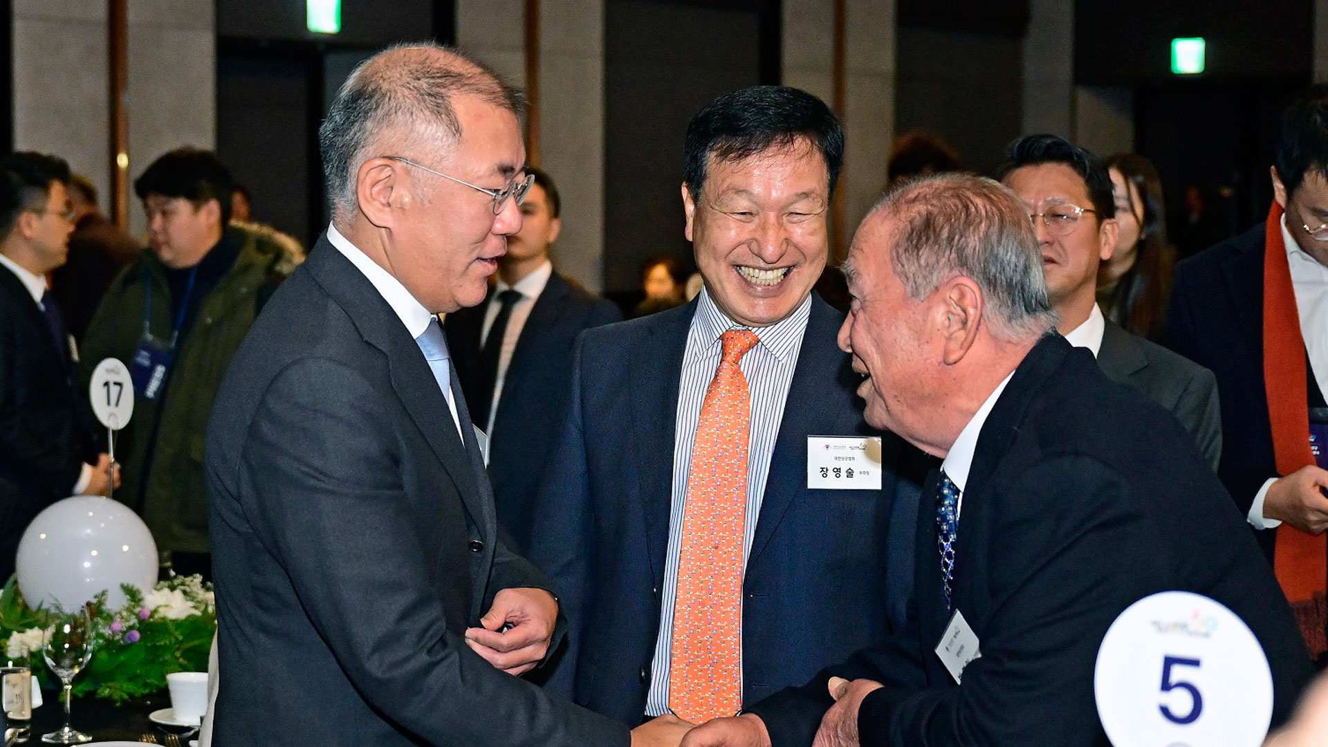 정의선 현대자동차그룹 회장(대한양궁협회장)이 '2023 한국 양궁 60주년 기념 행사'에서 양궁인들과 대화를 나누고 있는 모습