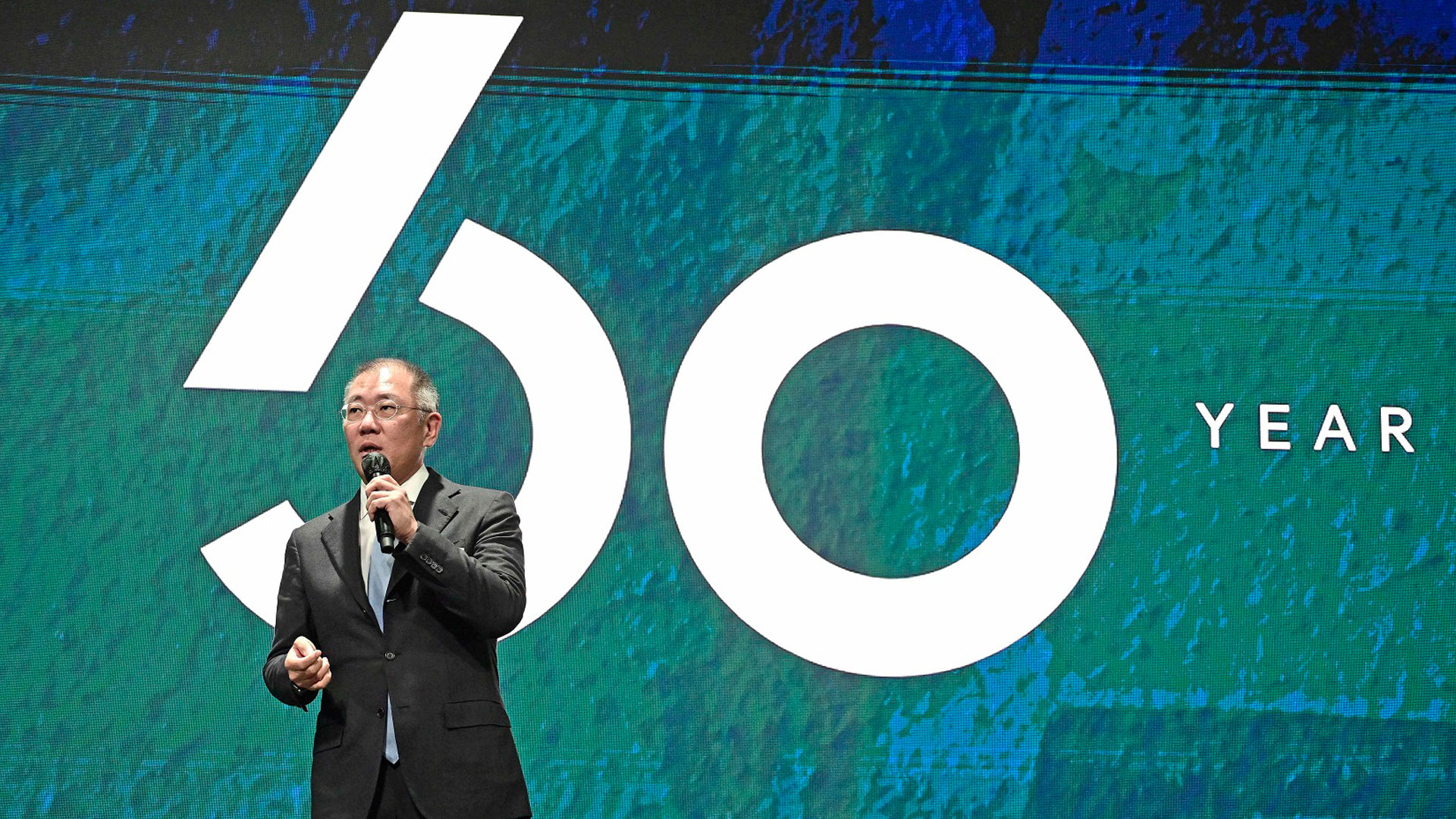 정의선 현대자동차그룹 회장(대한양궁협회장)이 '2023 한국 양궁 60주년 기념 행사'에서 양궁인들의 헌신에 감사를 표하며 환영사를 하고 있는 모습