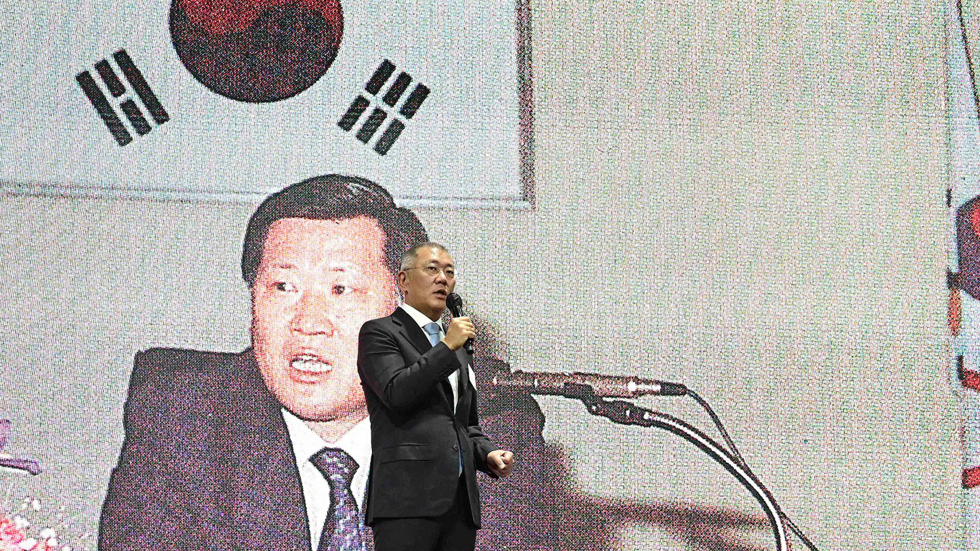 정의선 현대자동차그룹 회장(대한양궁협회장)이 '2023 한국 양궁 60주년 기념 행사'에서 양궁인들의 헌신에 감사를 표하며 환영사를 하고 있는 모습