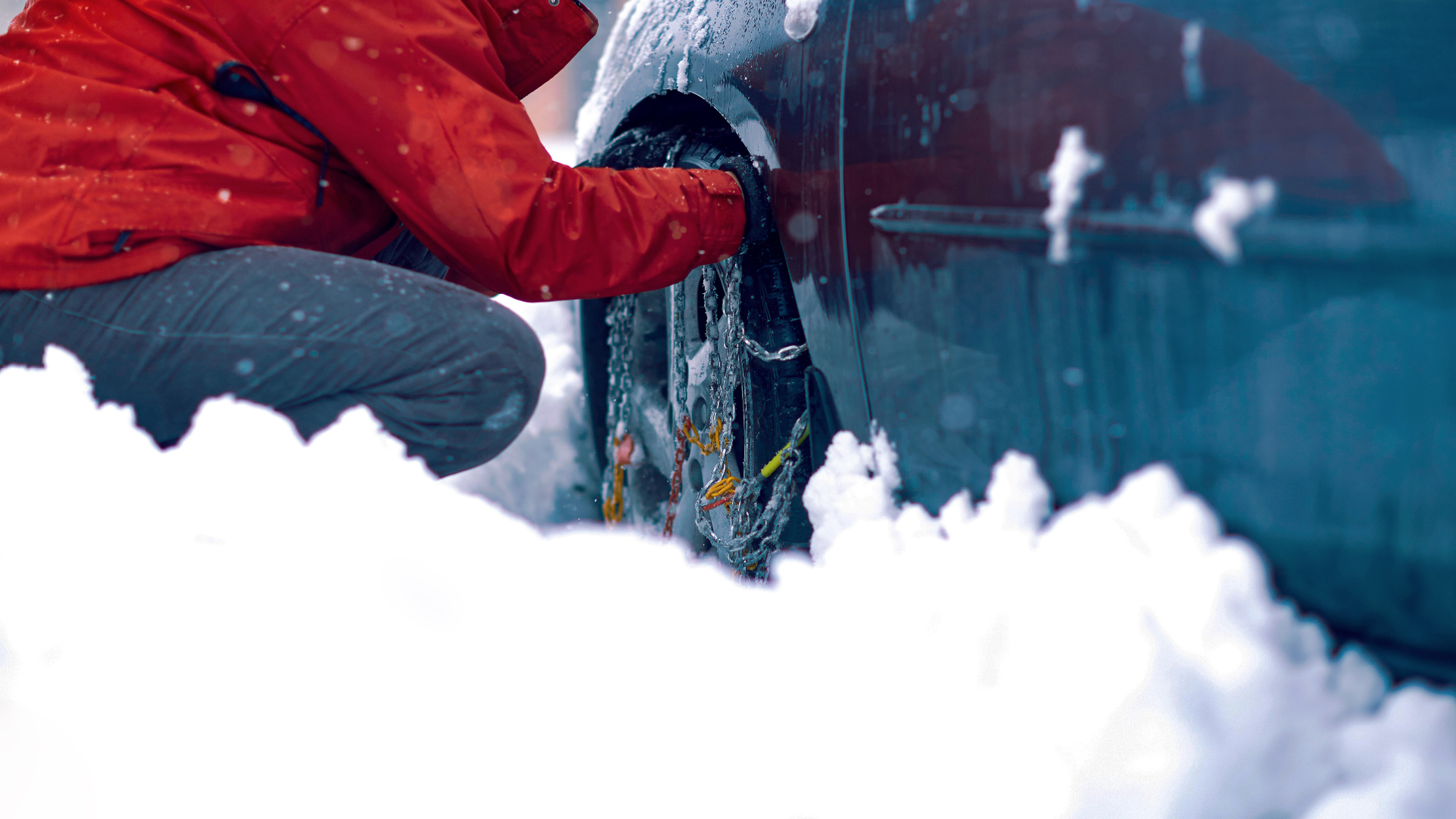 체인을 끼고 있는 모습