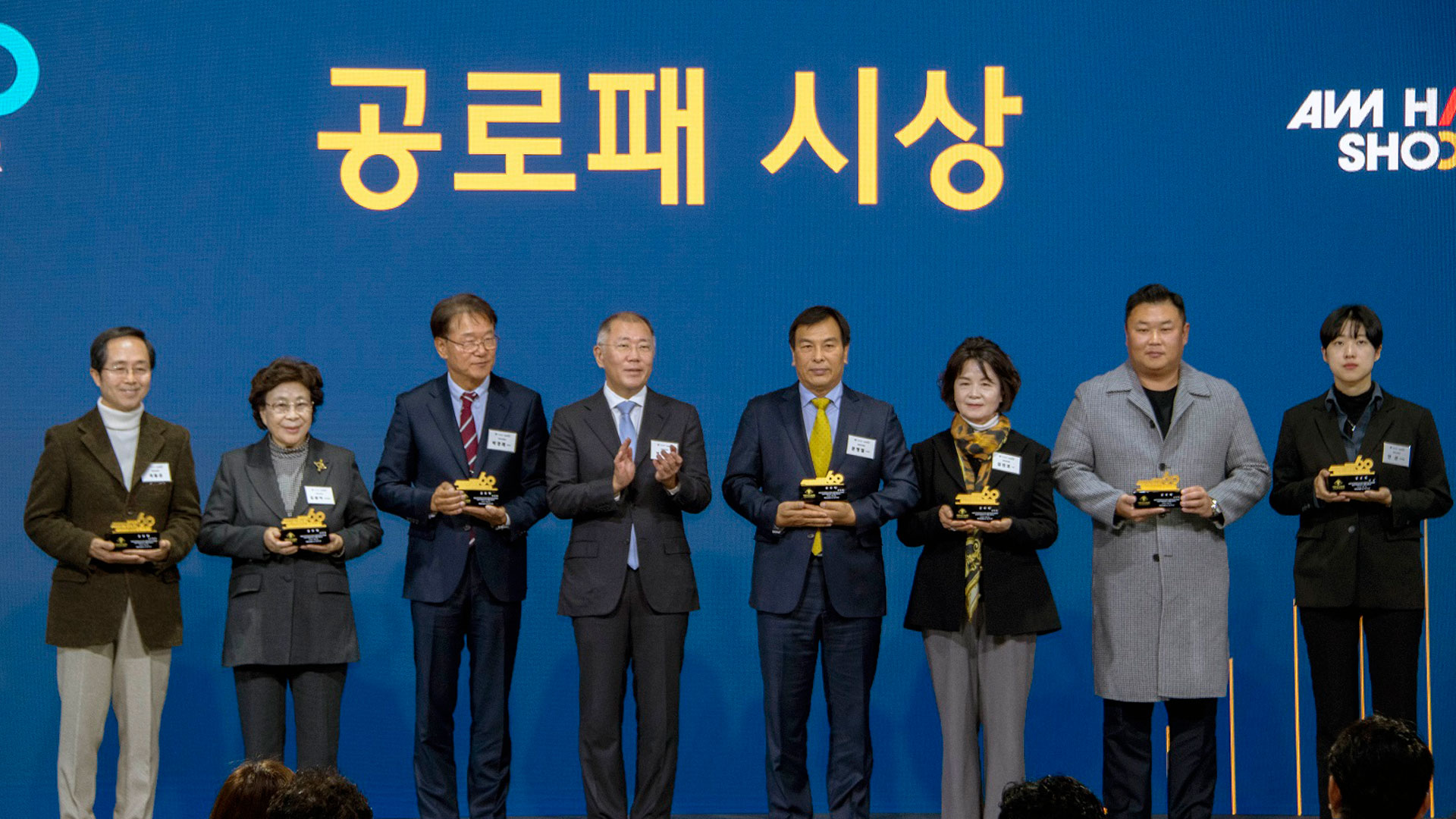 정의선 현대자동차그룹 회장(대한양궁협회장)이 한국 양궁에 큰 공헌을 한 양궁인들에게 공로패와 감사패를 수여하고 기념촬영하는 모습