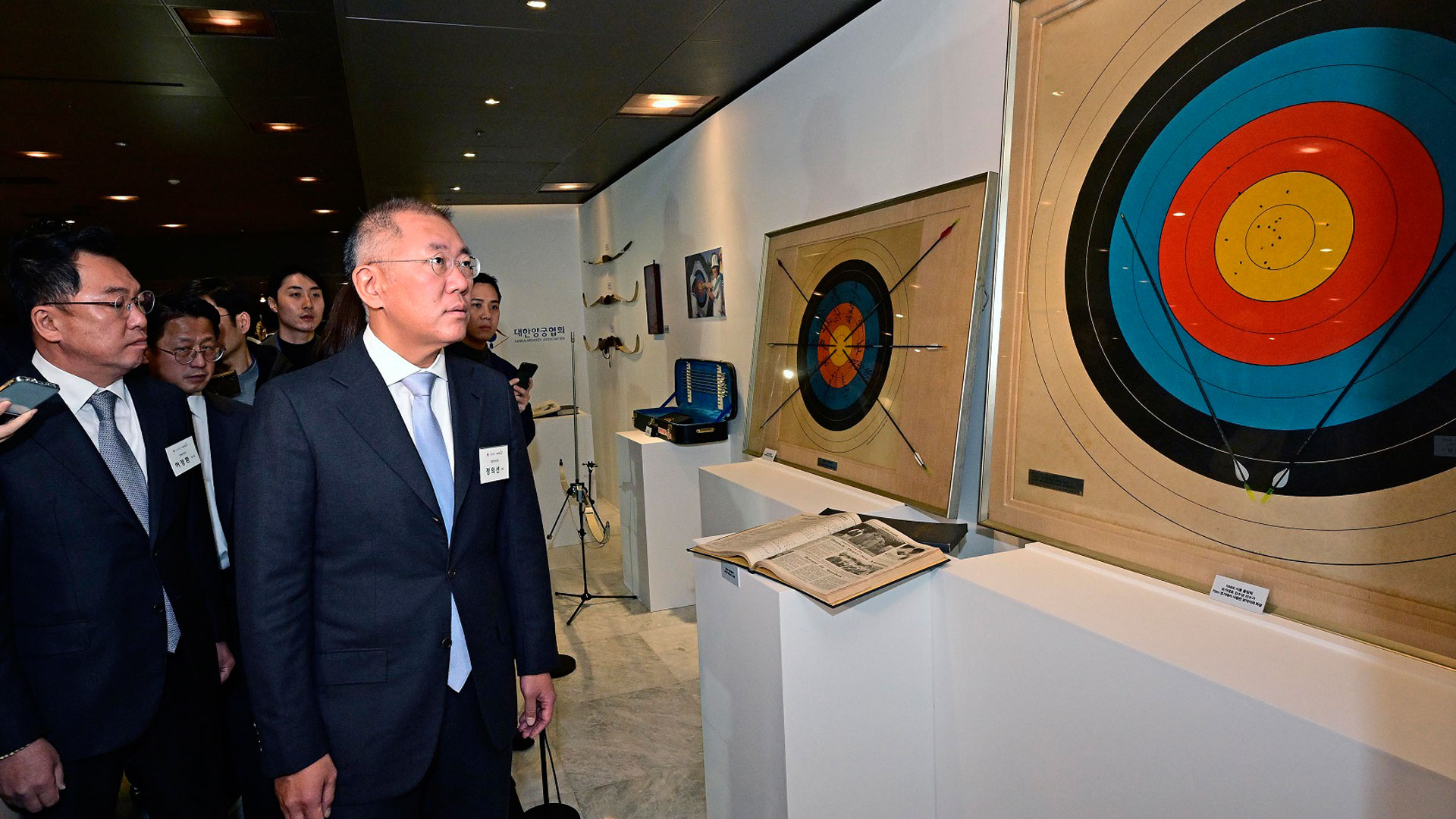 정의선 현대자동차그룹 회장(대한양궁협회장)이 '2023 한국 양궁 60주년 기념 행사장'에서 한국 양궁의 역사가 담긴 전시물들을 둘러보는 모습