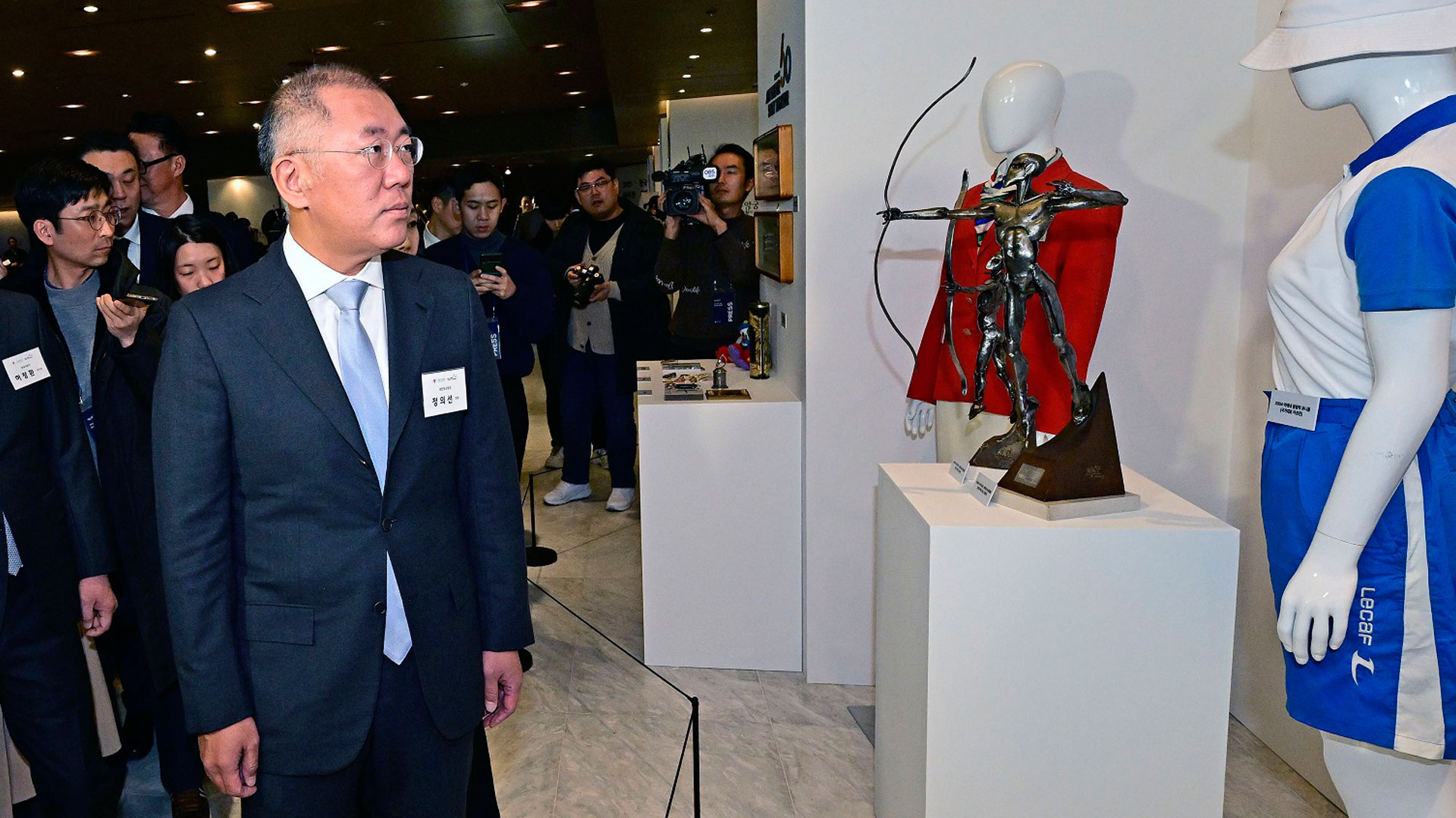 정의선 현대자동차그룹 회장(대한양궁협회장)이 '2023 한국 양궁 60주년 기념 행사장'에서 한국 양궁의 역사가 담긴 전시물들을 둘러보는 모습