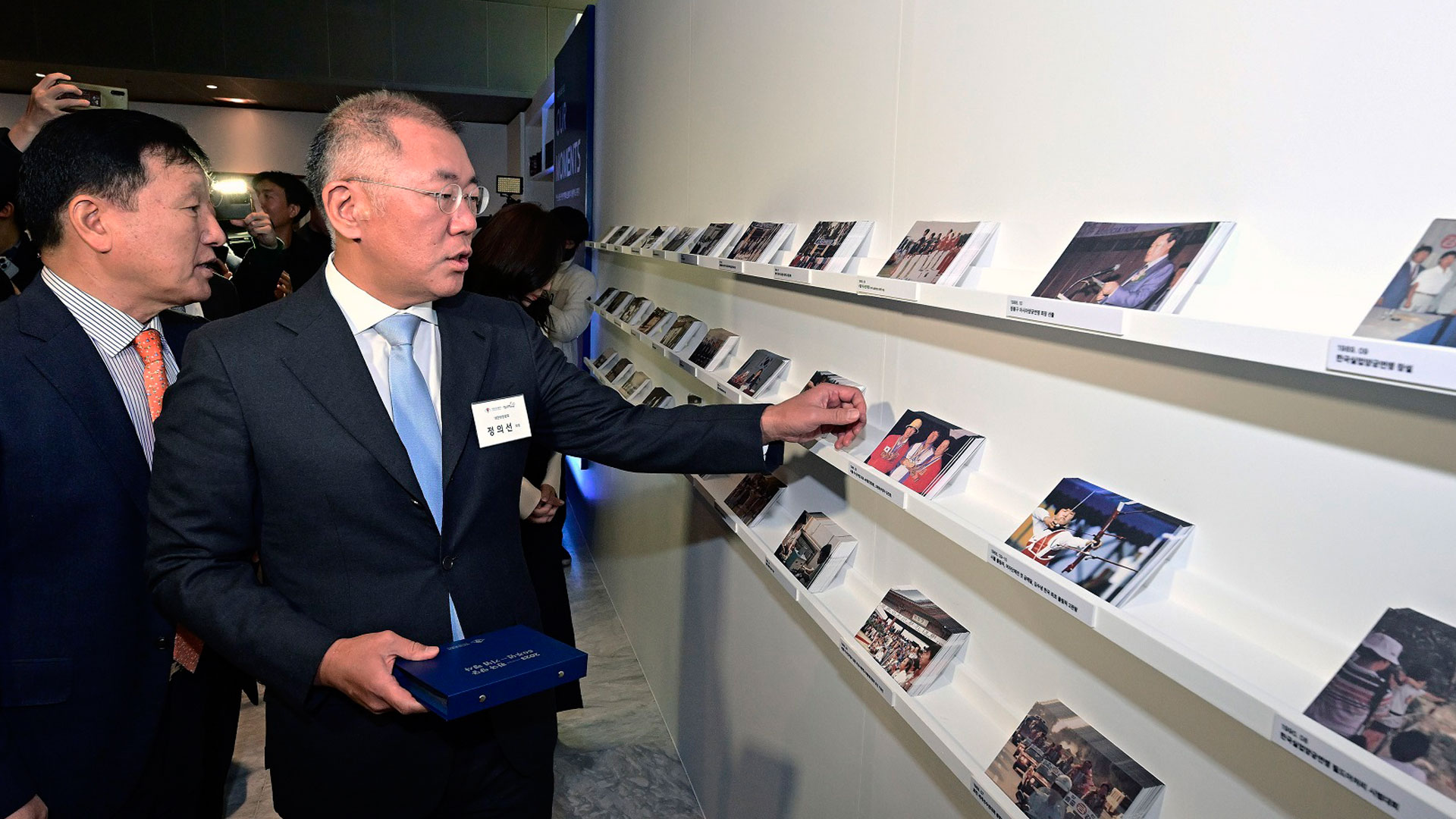 정의선 현대자동차그룹 회장(대한양궁협회장)이 '2023 한국 양궁 60주년 기념 행사장'에 전시된 역사적 사진들을 둘러보는 모습