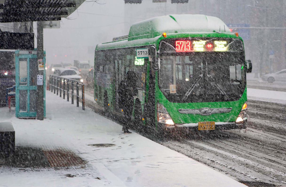 눈길을 주행 중인 버스의 모습