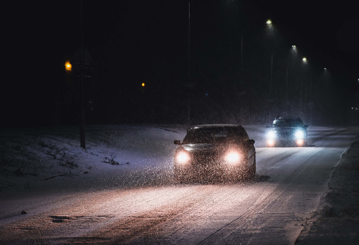 야간에 눈길을 달리는 차량들