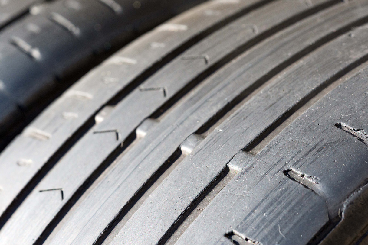 타이어의 패턴을 클로즈업한 사진