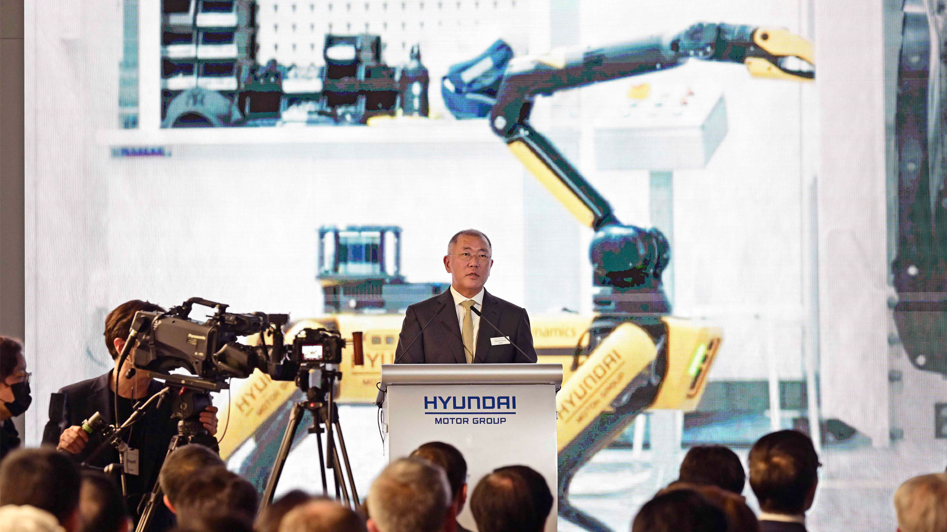 정의선 현대차그룹 회장이 환영사를 하고 있는 모습-3