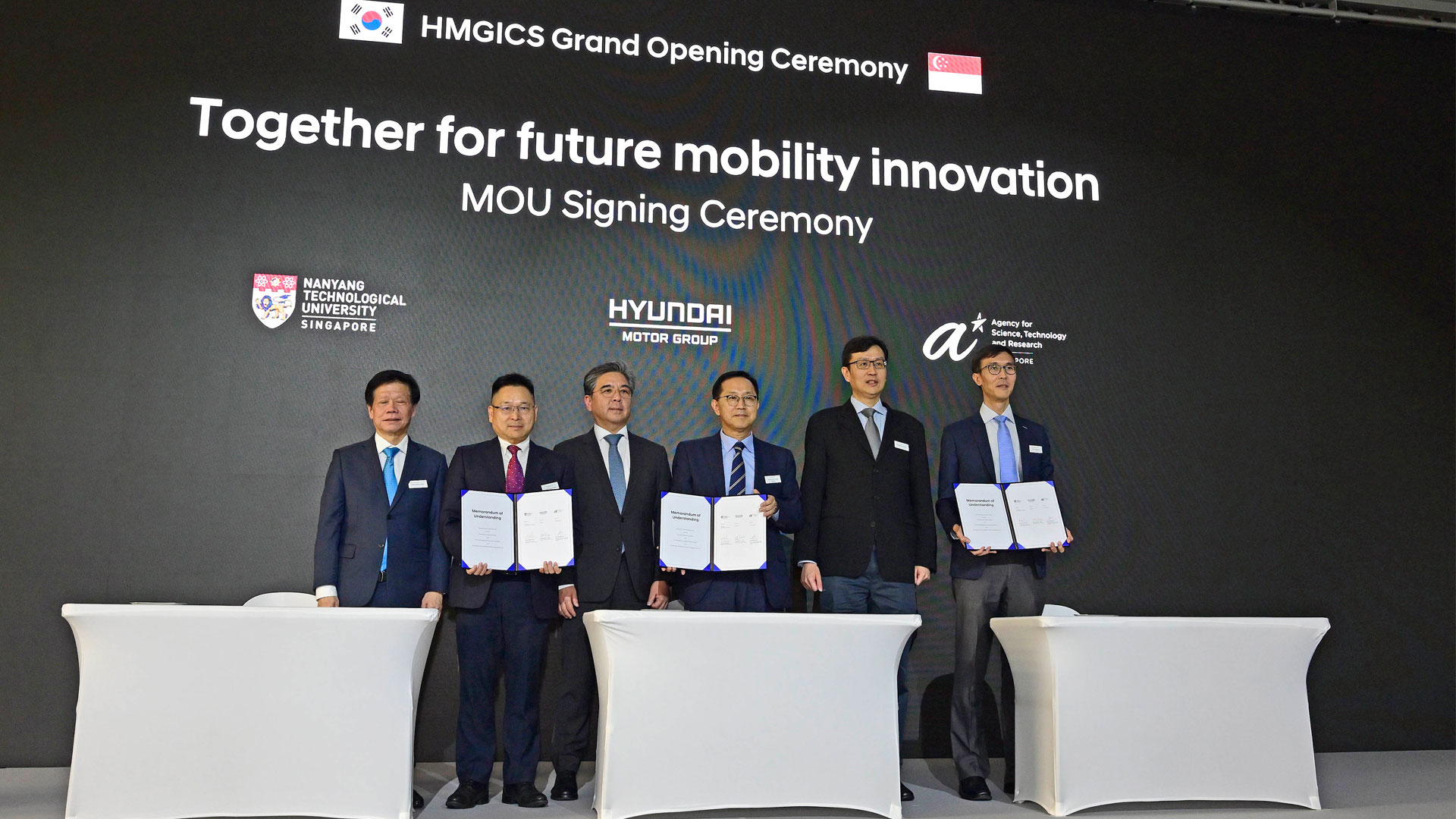 난양이공대학 및 싱가포르 통상산업부 산하 기술개발연구소인 과학기술청과 기술 개발 생태계 구축 MOU를 체결하고 기념 사진을 촬영하는 모습