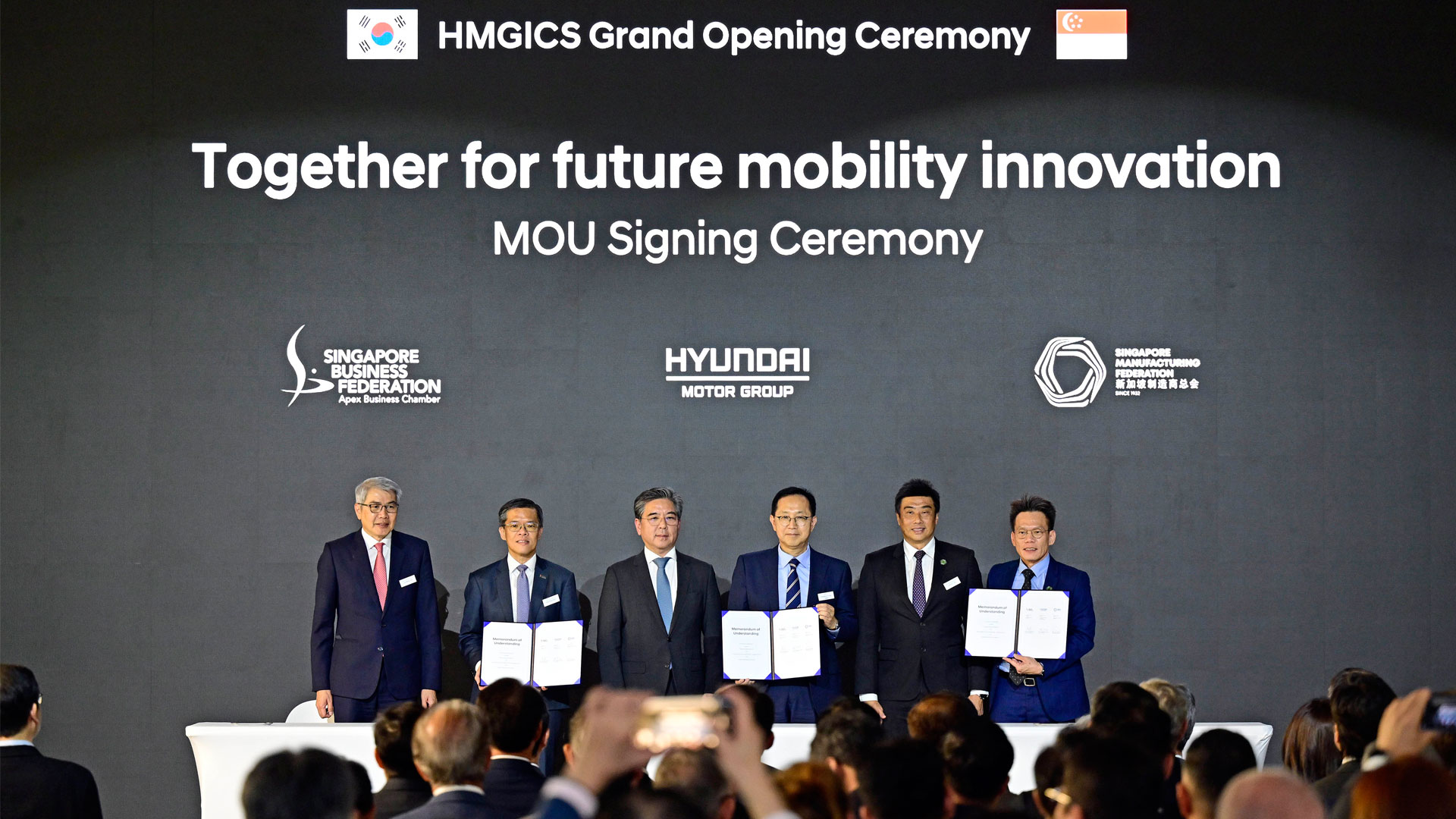 싱가포르 경제인 연합회, 싱가포르 제조업 연합회와 산업 생태계 구축 MOU를 체결하고 기념 사진을 촬영하는 모습