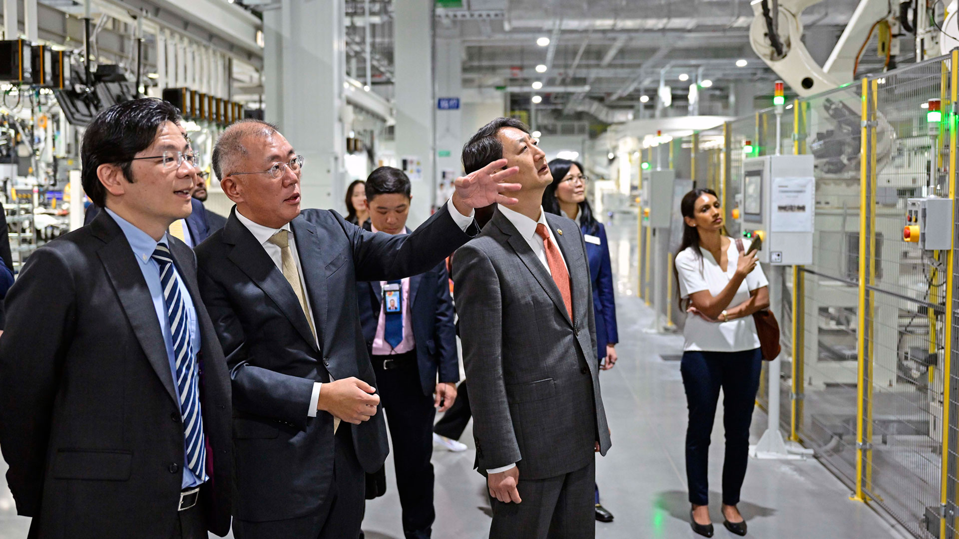 로렌스 웡 싱가포르 부총리와 정의선 현대차그룹 회장이 HMGICS 제조시설을 둘러보는 모습-1