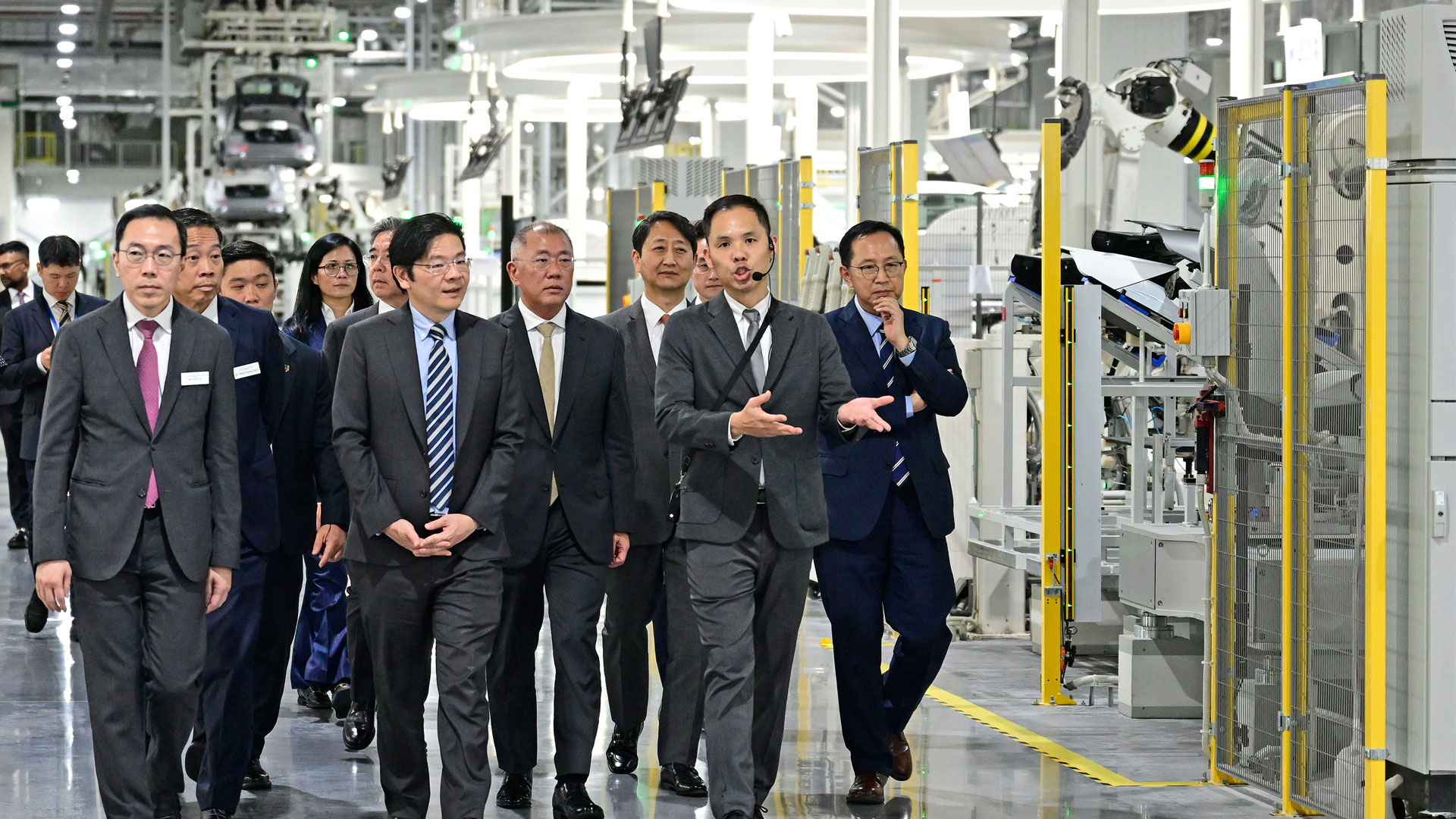 로렌스 웡 싱가포르 부총리와 정의선 현대차그룹 회장이 HMGICS 제조시설을 둘러보는 모습-2