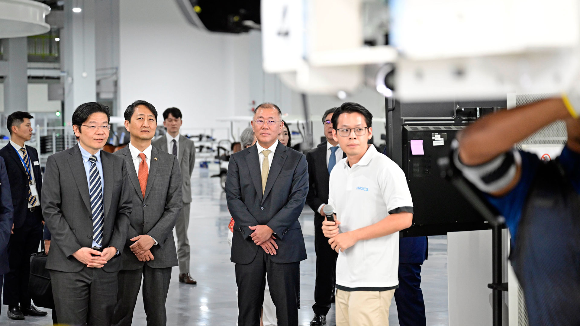 로렌스 웡 싱가포르 부총리와 정의선 현대차그룹 회장이 HMGICS 제조시설을 둘러보는 모습-3
