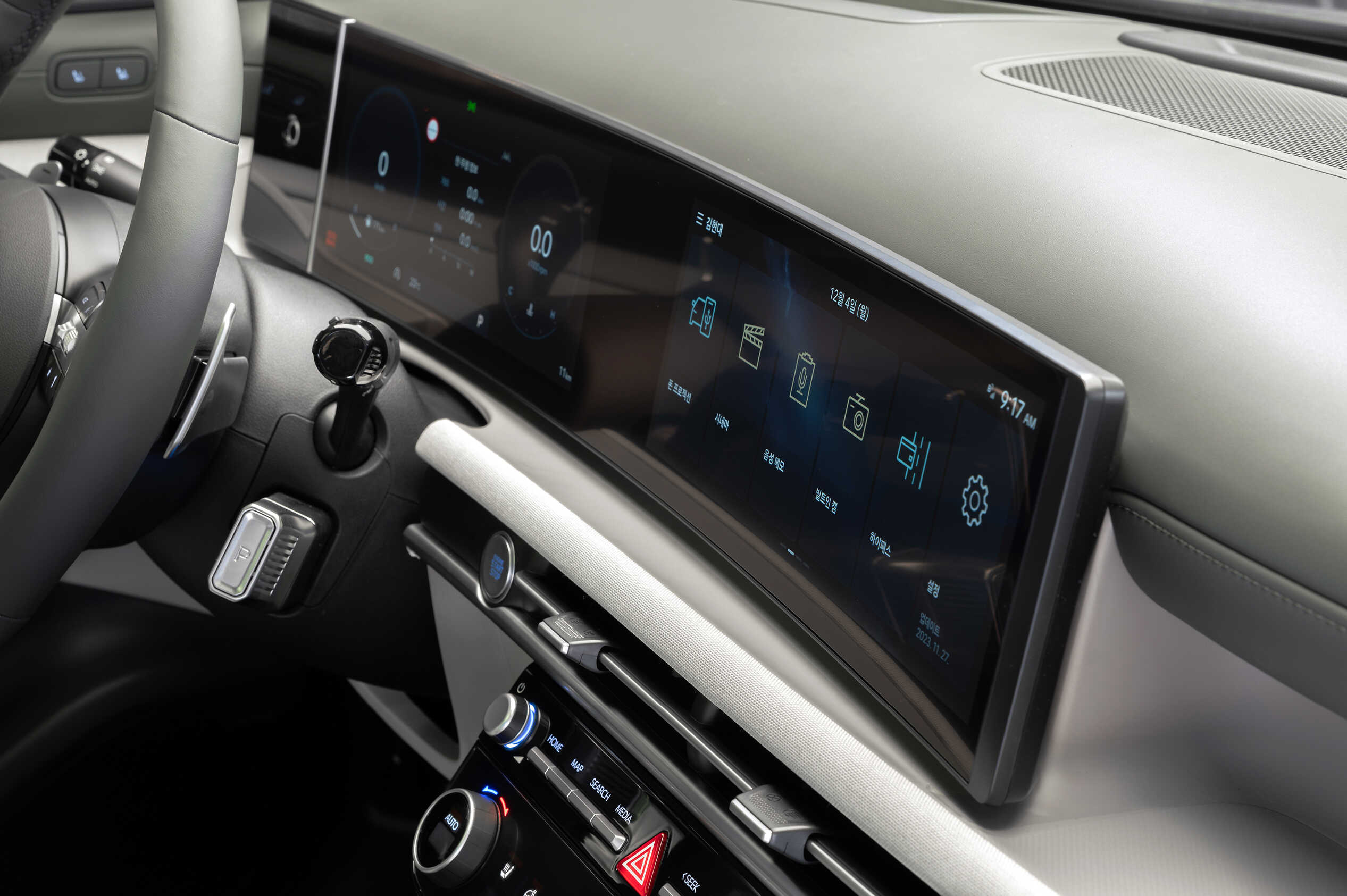 더 뉴 투싼 실내에 적용된 두 개의 12.3인치 디스플레이가 연결된 파노라믹 커브드 디스플레이