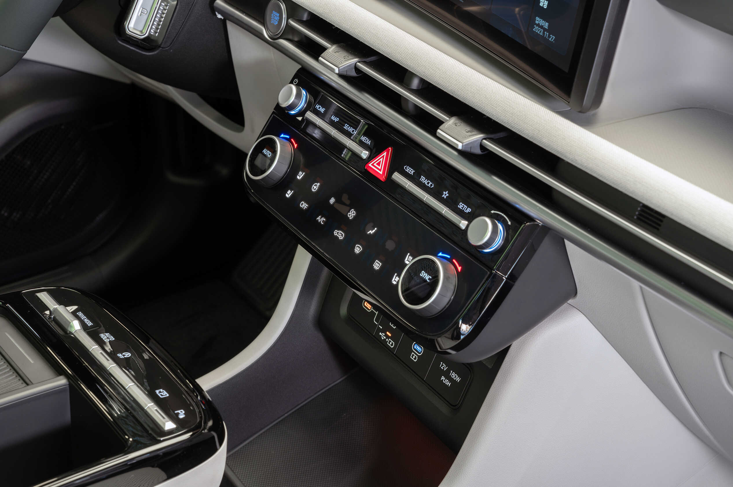 공조와 오디오를 작동하는 버튼과 터치 패드