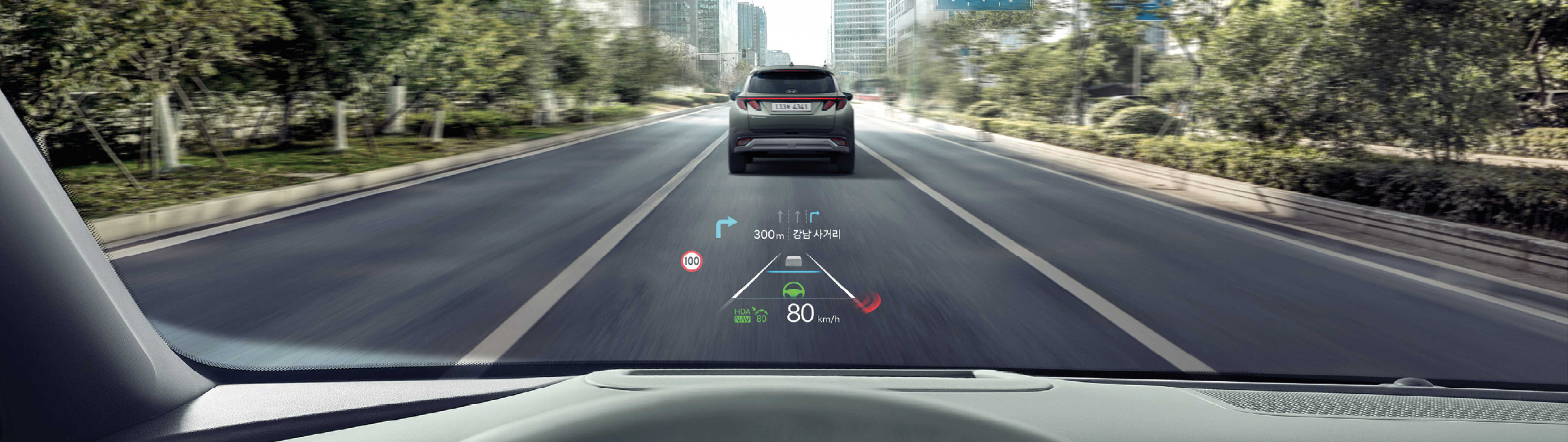 주행하는 더 뉴 투싼의 HUD 모습과 ADAS 작동 시 HUD에 표시되는 정보들의 모습