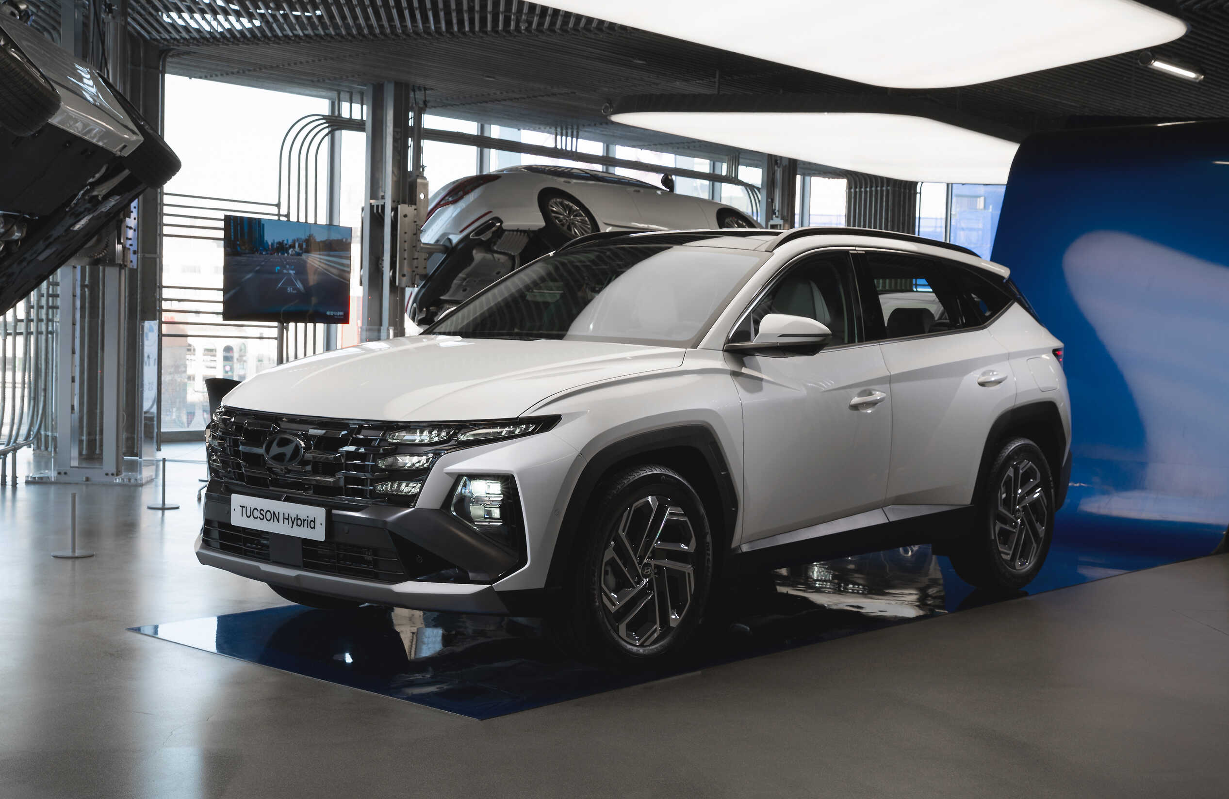 현대모터스튜디오에 전시된 더 뉴 투싼 하이브리드의 전측면