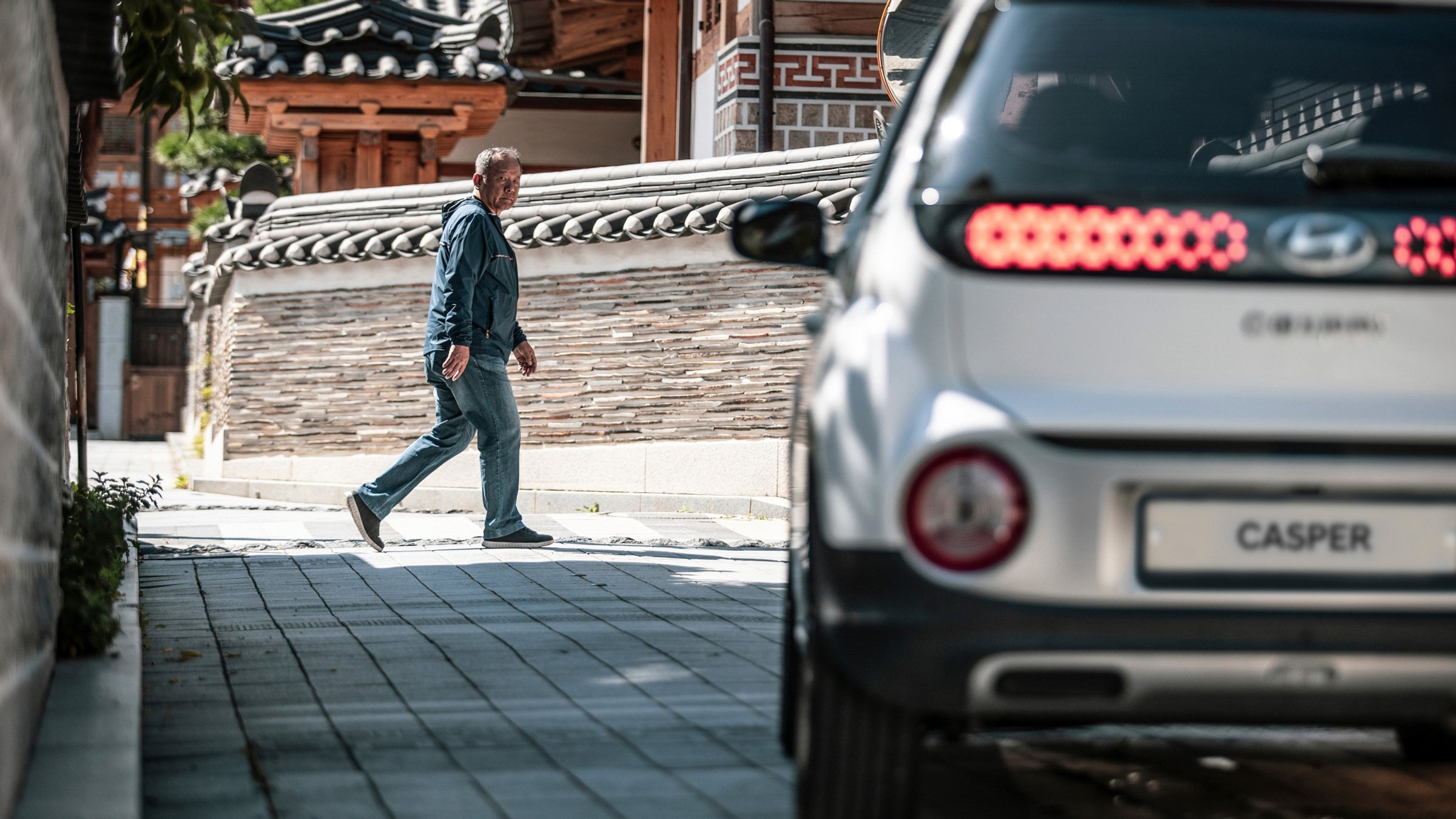 한옥 사이 골목길을 걷고 있는 박규철 칼럼니스트와 캐스퍼