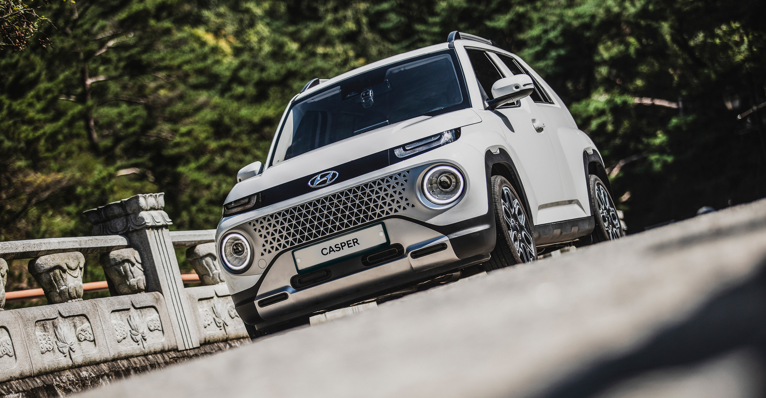 고즈넉한 돌다리에 서 있는 캐스퍼의 앞모습