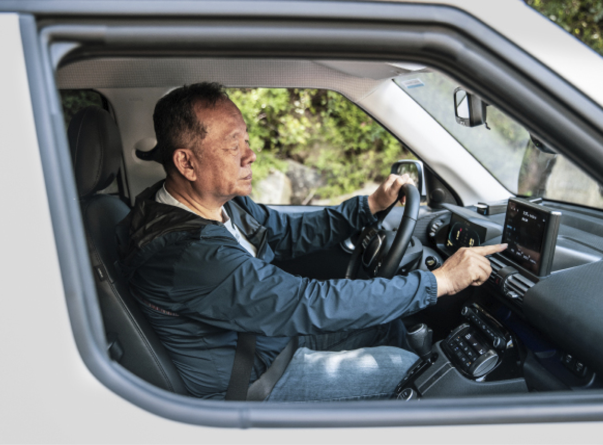 운전석에 앉아 캐스퍼의 기능을 살펴보는 박규철 칼럼니스트