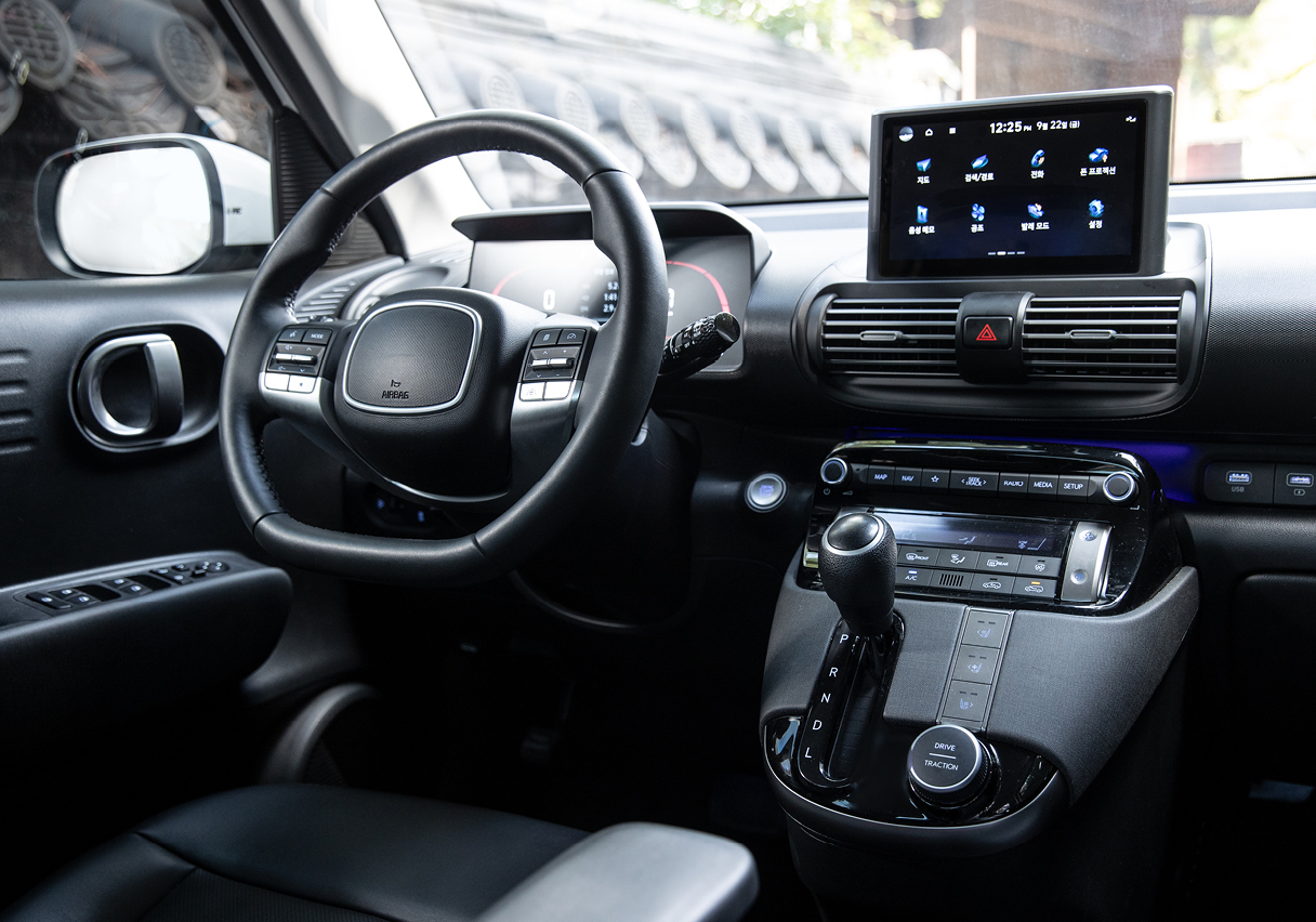 한옥 사이 골목길을 걷고 있는 박규철 칼럼니스트와 캐스퍼