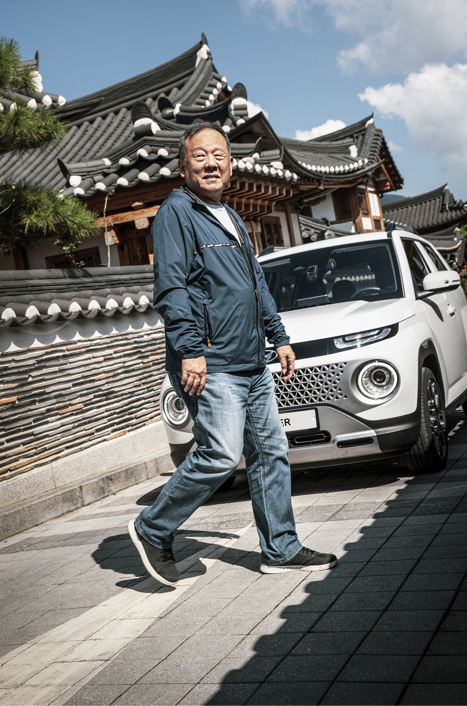 캐스퍼 앞을 걷고 있는 박규철 칼럼니스트