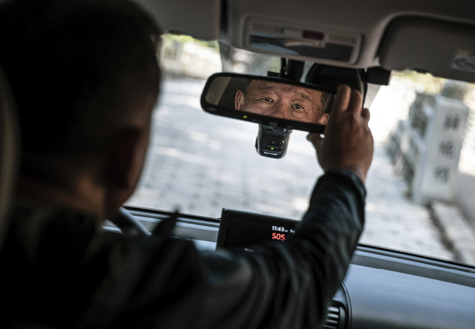 캐스퍼의 룸미러를 조절하고 있는 박규철 칼럼니스트