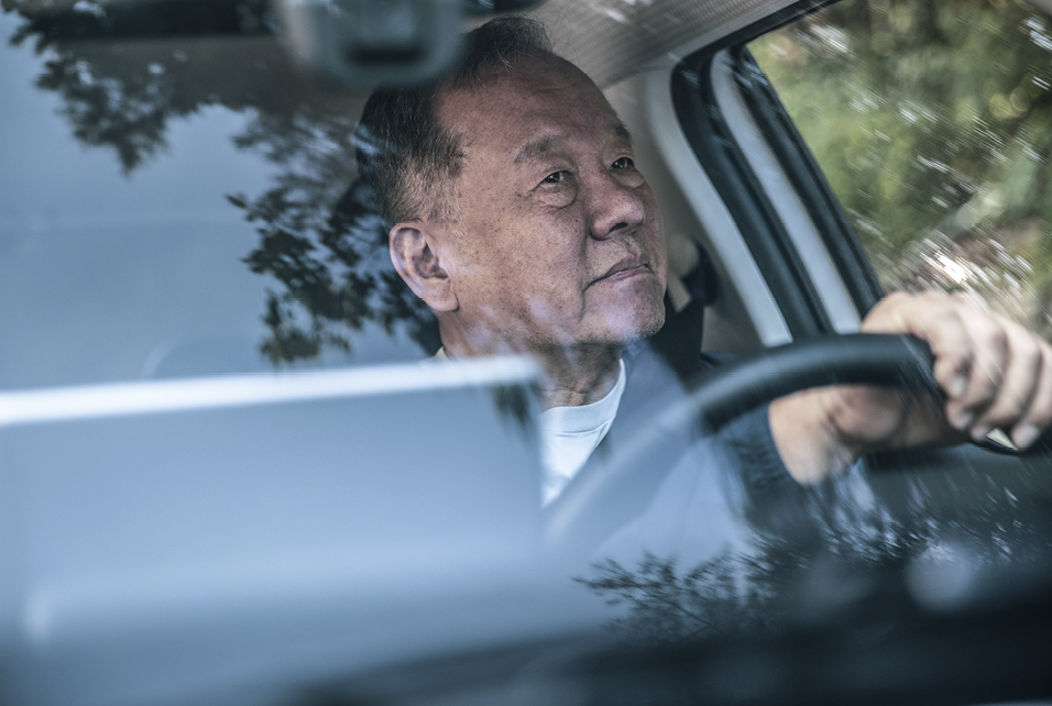 캐스퍼를 몰고 있는 박규철 칼럼니스트의 모습을 앞유리에서 바라본 모습