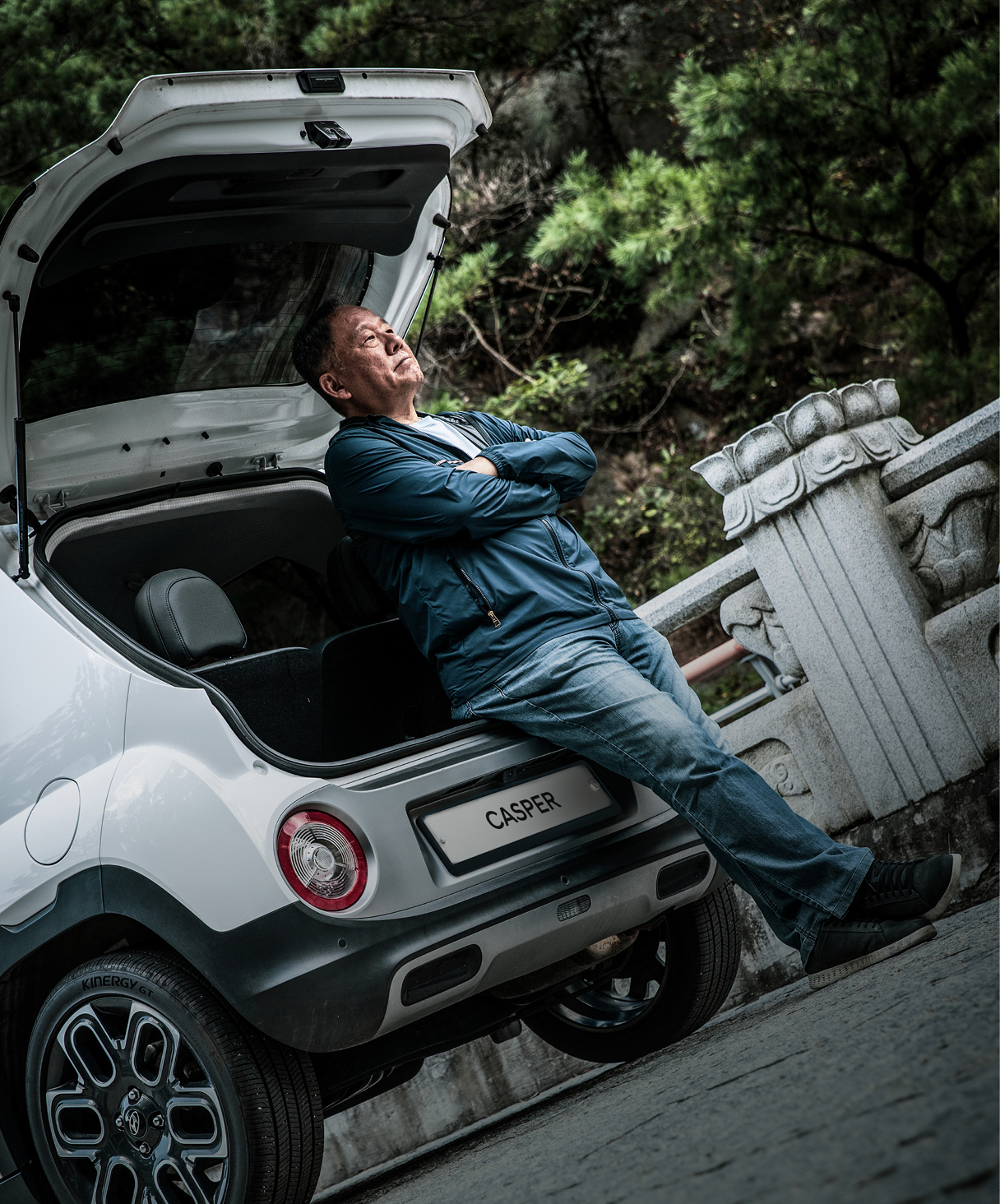 캐스퍼 트렁크에 걸터 앉아 자연을 바라보는 박규철 칼럼니스트