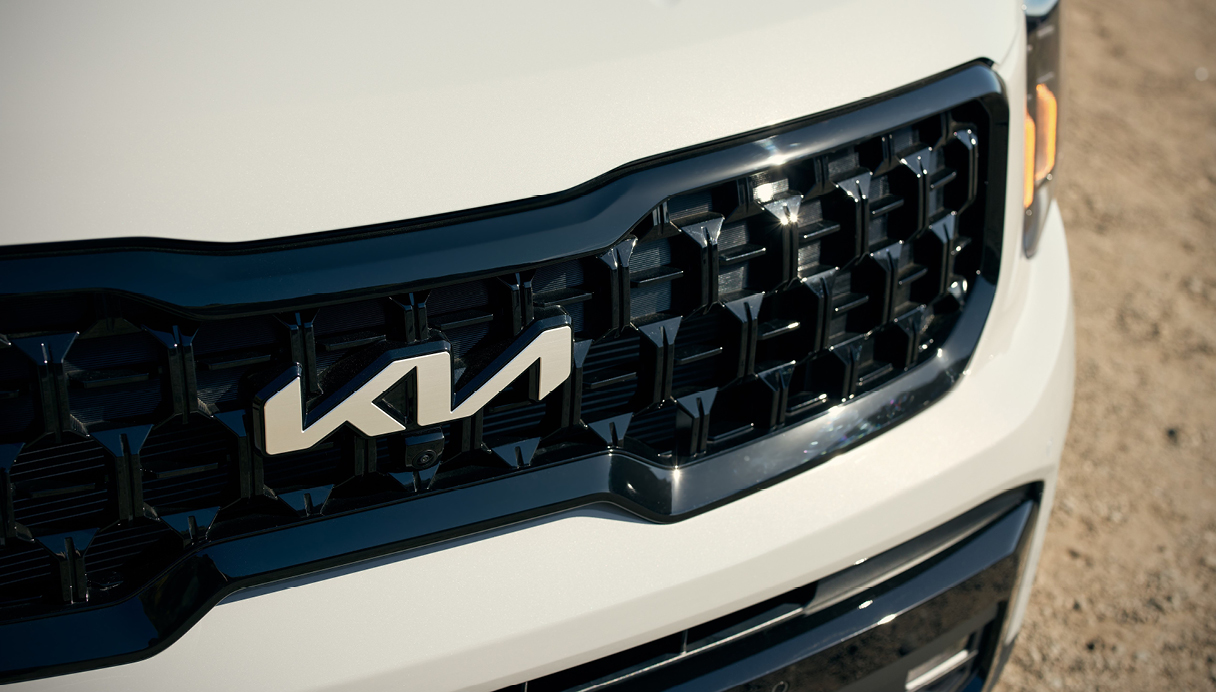 기아 텔루라이드 라디에이터 그릴을 클로즈업한 모습