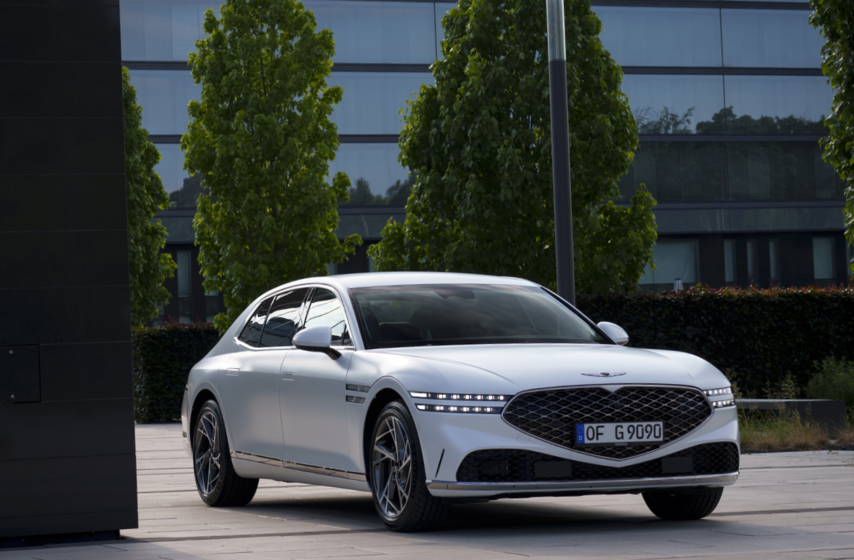 제네시스 G90가 건물 옆에 주차된 모습