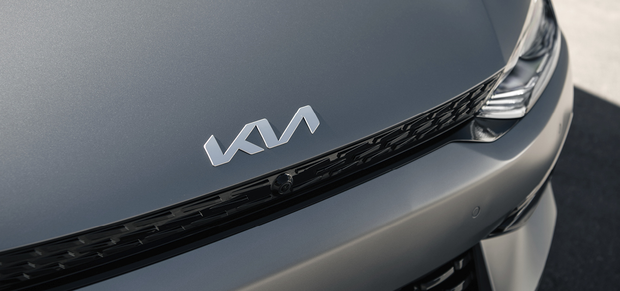 기아 EV6 전면부를 클로즈업한 모습