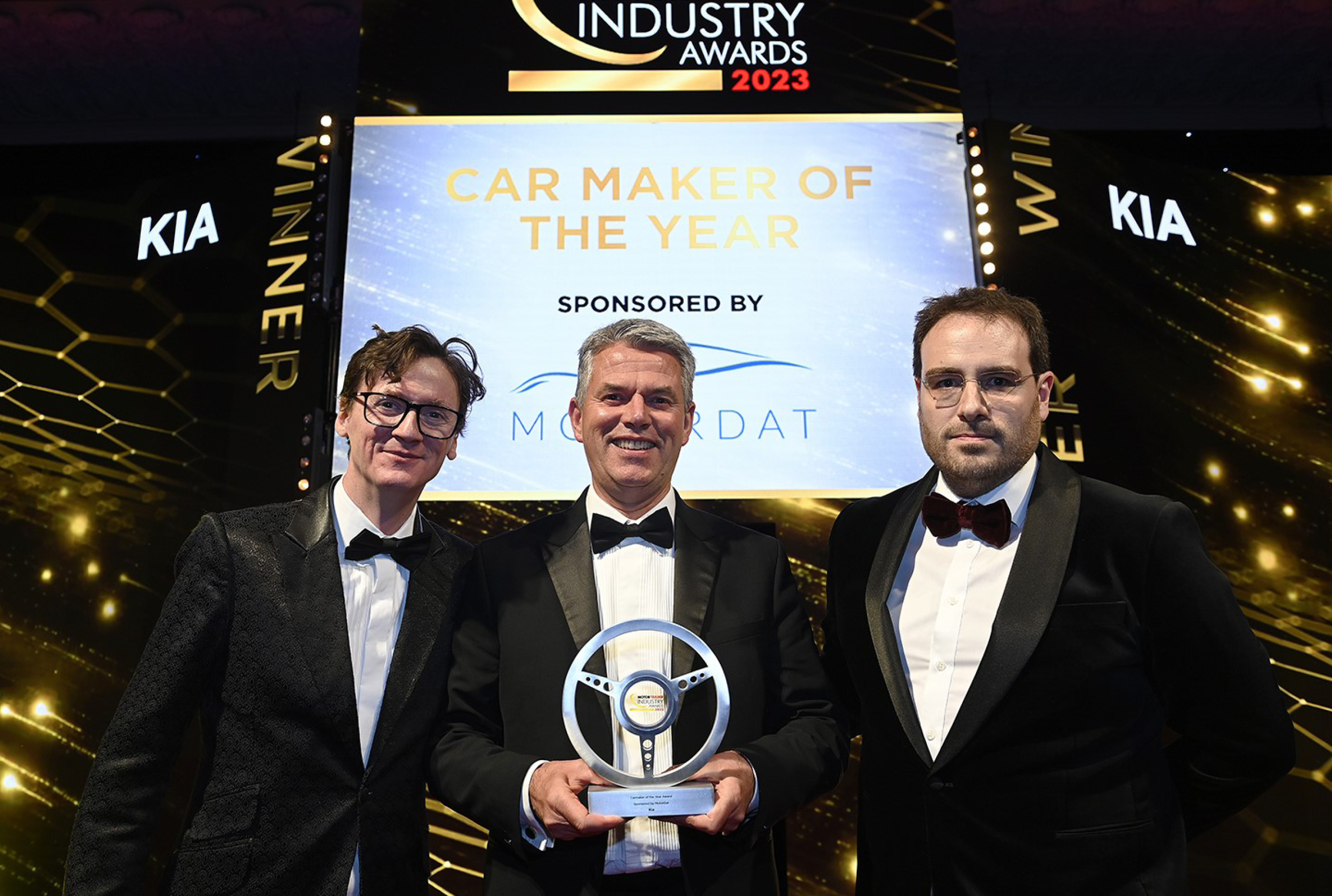 모터 트레이더 인더스트리 어워드 관계자와 기아 관계자가 나란히 트로피를 들고 포즈를 취한 모습