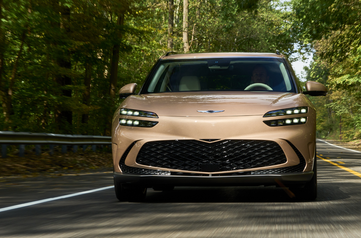 제네시스 GV60가 숲길을 주행하는 모습