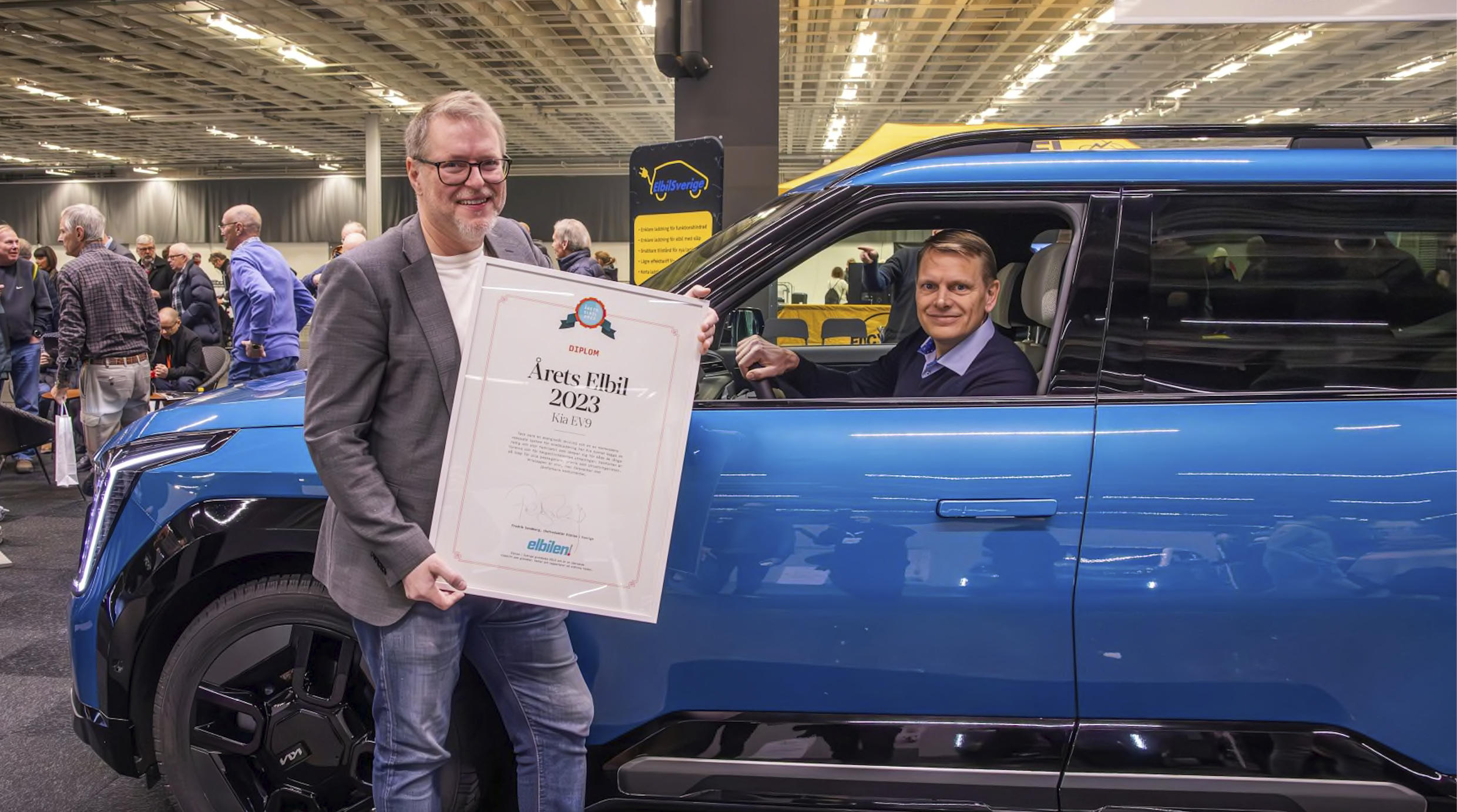 기아 EV9 옆에 현지 기아 관계자가 포즈를 취한 모습