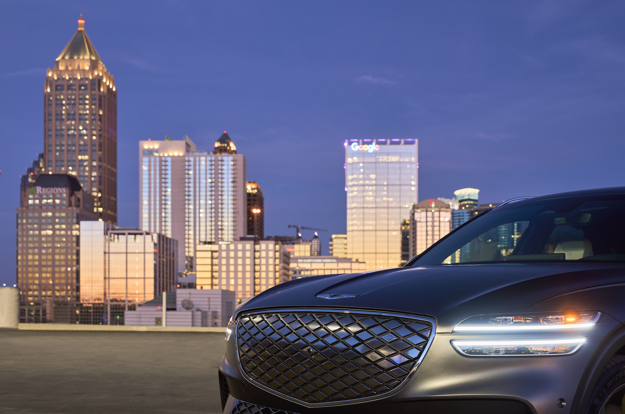 제네시스 GV70 전동화 모델이 미국 도시 야경에 어우러진 모습