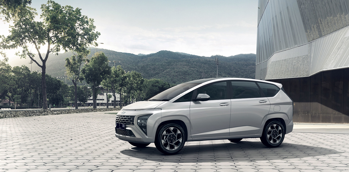 현대차 스타게이저가 건물 주차장에 정차한 전측면 모습