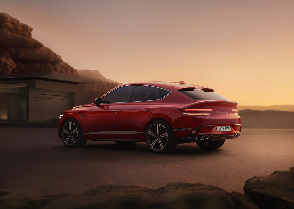 GV80 쿠페가 자연 풍경 위에 정차한 모습