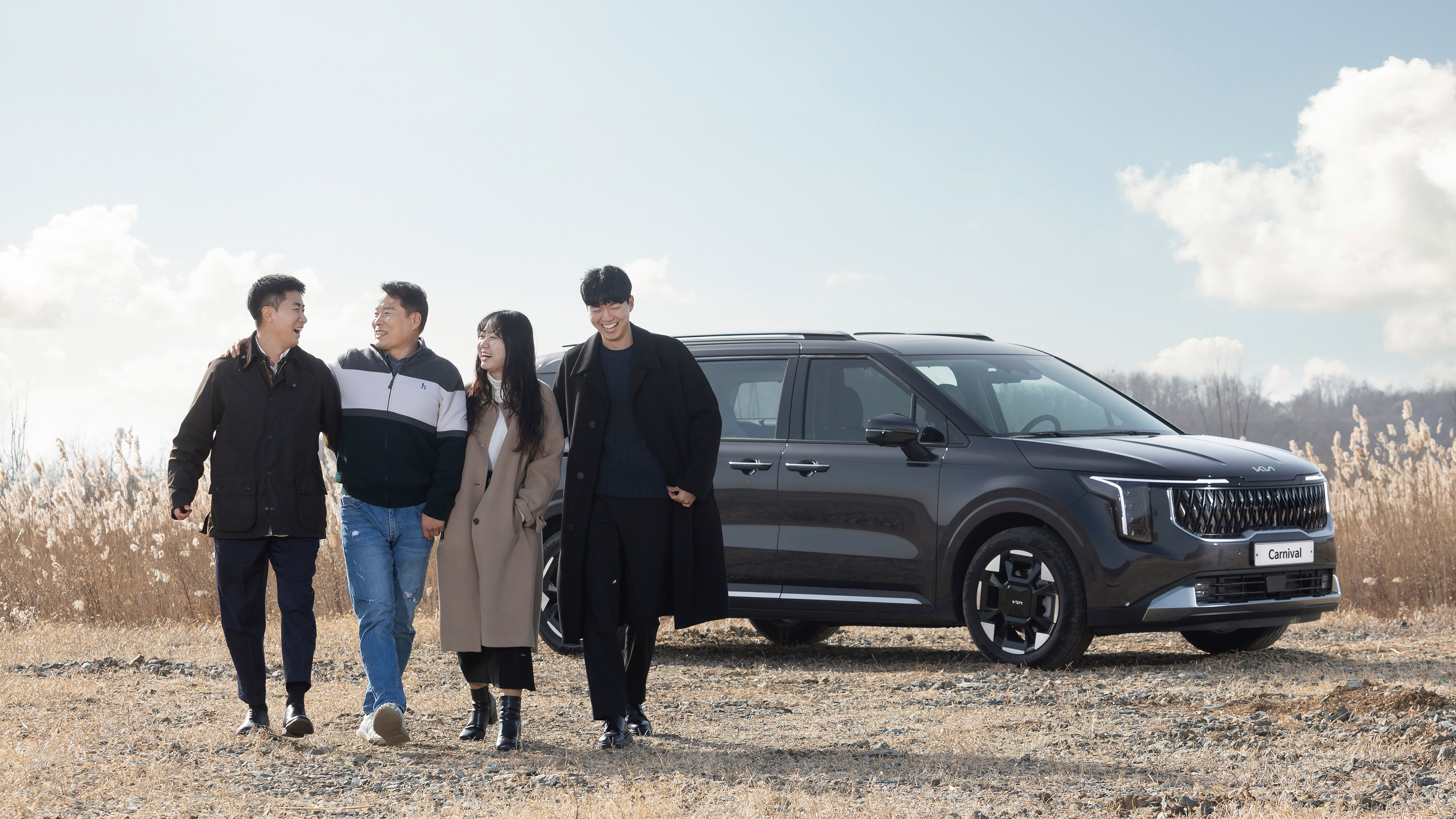 기아 더 뉴 카니발 하이브리드와 담당 연구원들의 모습