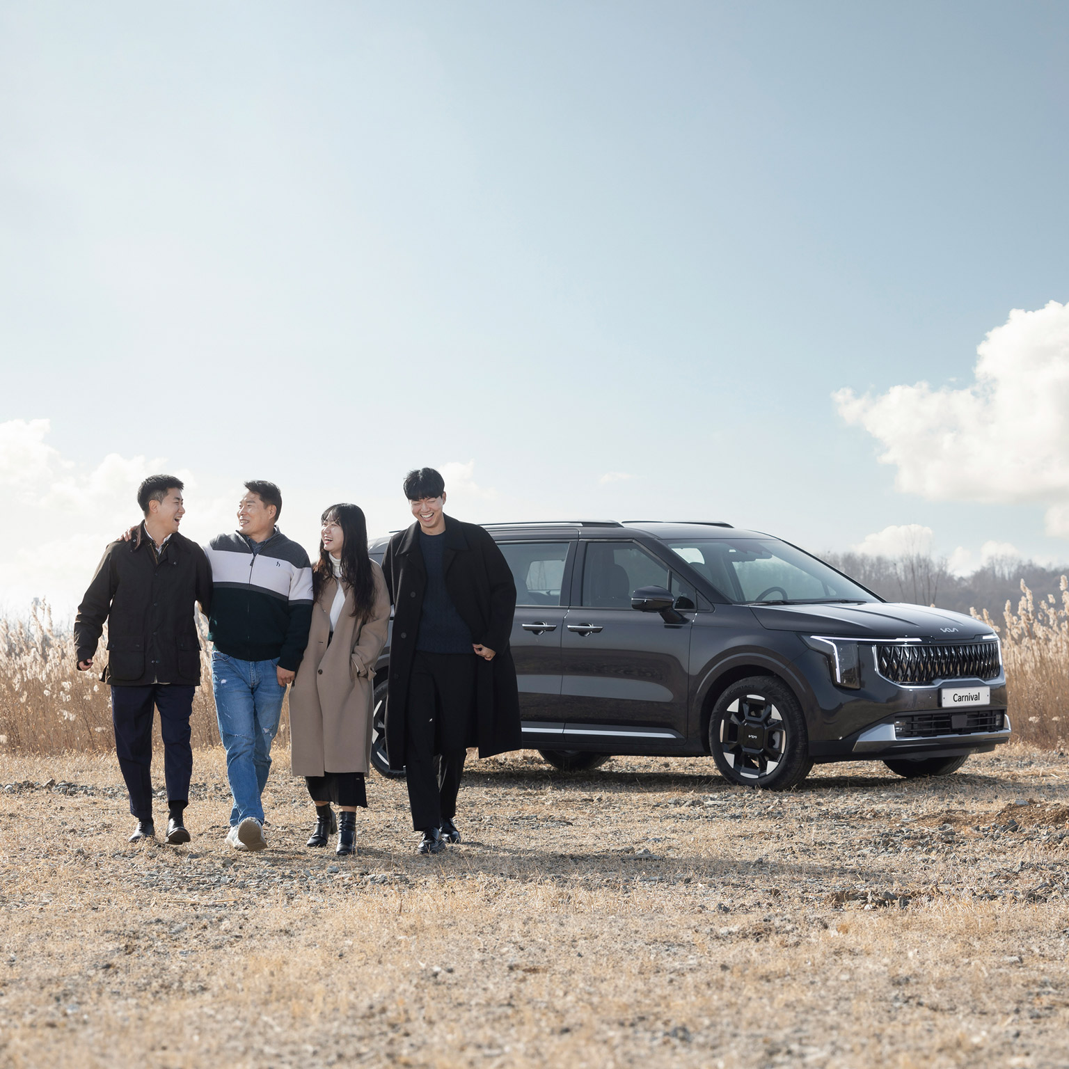 기아 더 뉴 카니발 하이브리드와 담당 연구원들의 모습
