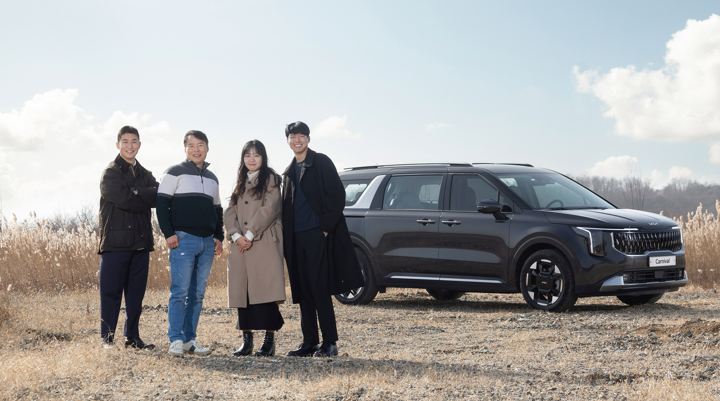 기아 더 뉴 카니발 하이브리드와 담당 연구원들의 모습