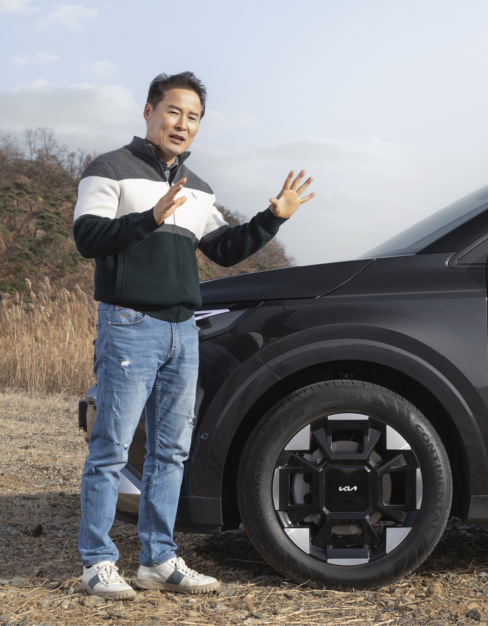 기아 더 뉴 카니발 하이브리드를 개발한 담당 연구원의 모습