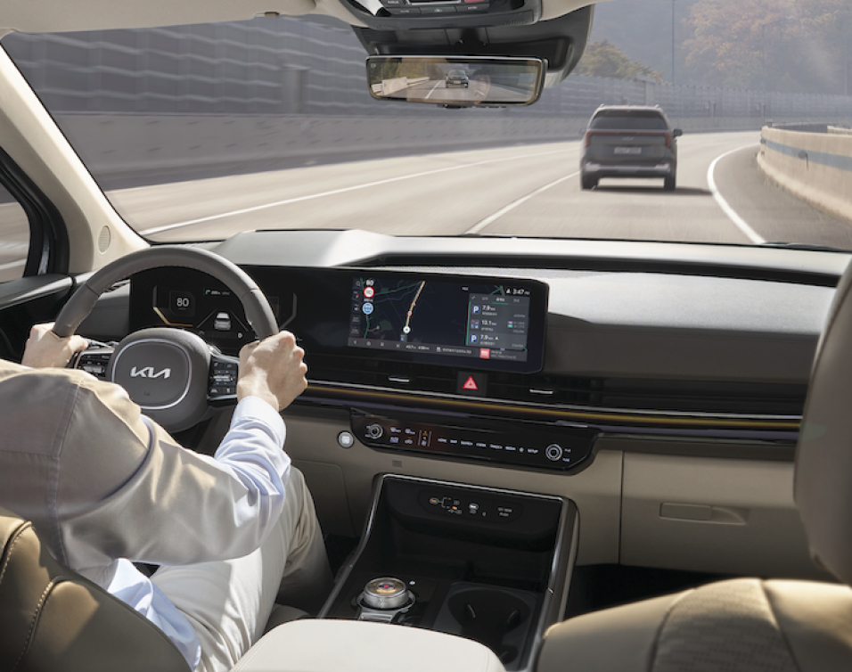 기아 더 뉴 카니발 하이브리드를 운전하는 실내 모습