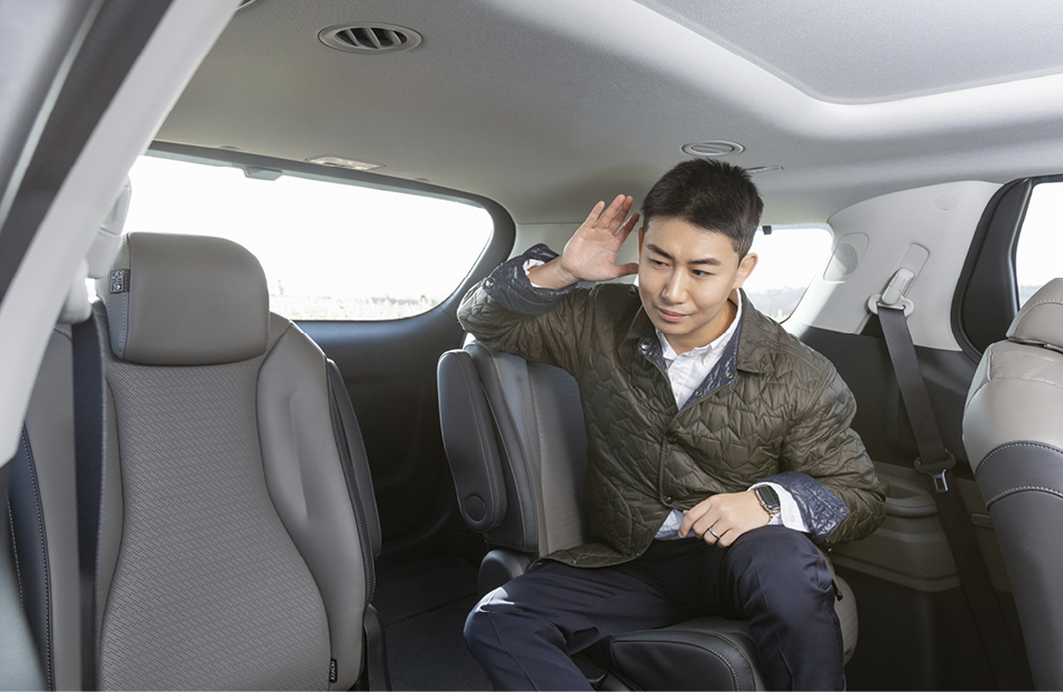기아 더 뉴 카니발 하이브리드를 개발한 담당 연구원이 실내 소음을 듣는 모습